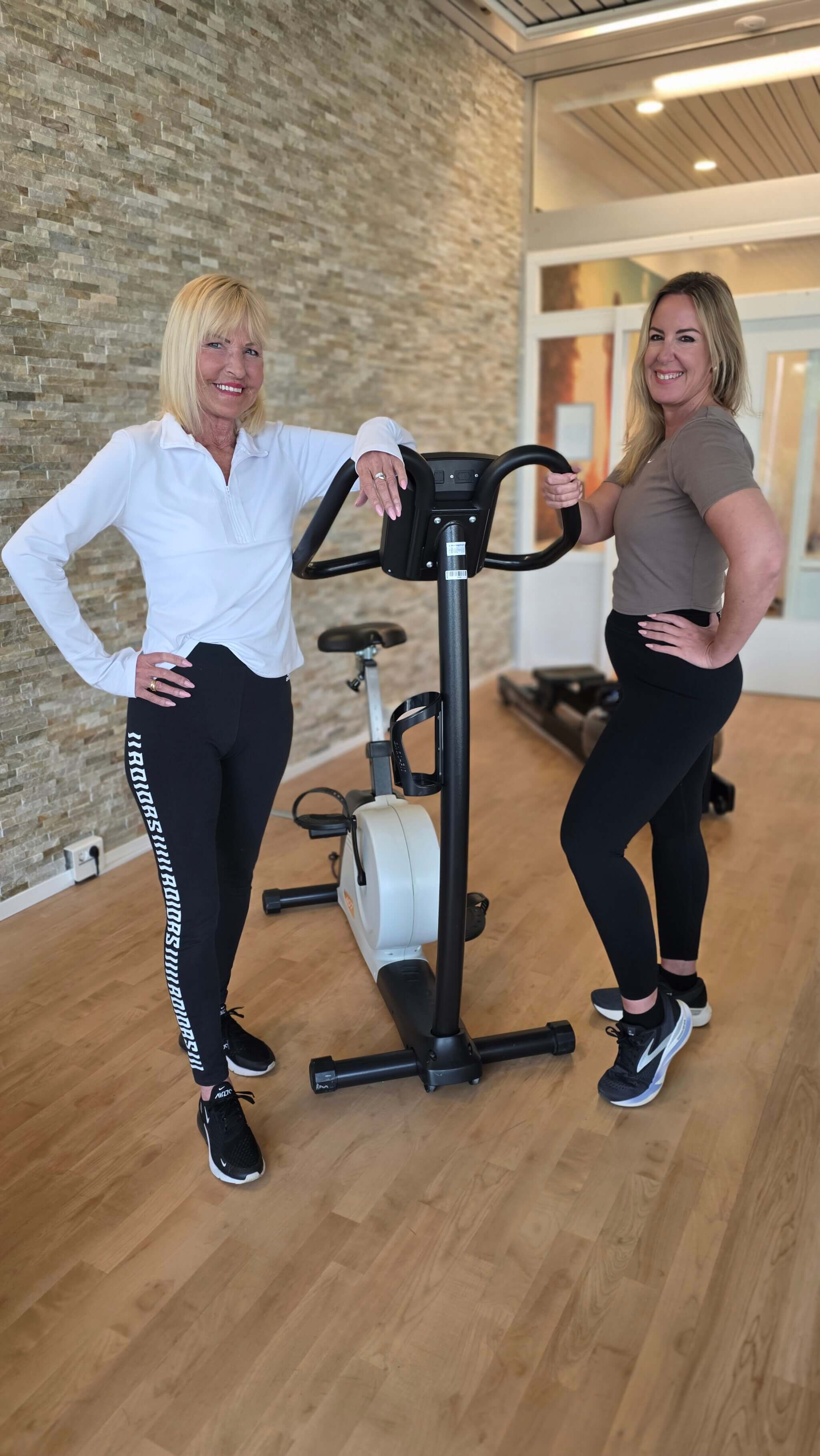 Sportliche Activewear für Frauen über 40 und 60 – moderne Fitness-Outfits für die Reha mit Leggings und funktionalen Tops