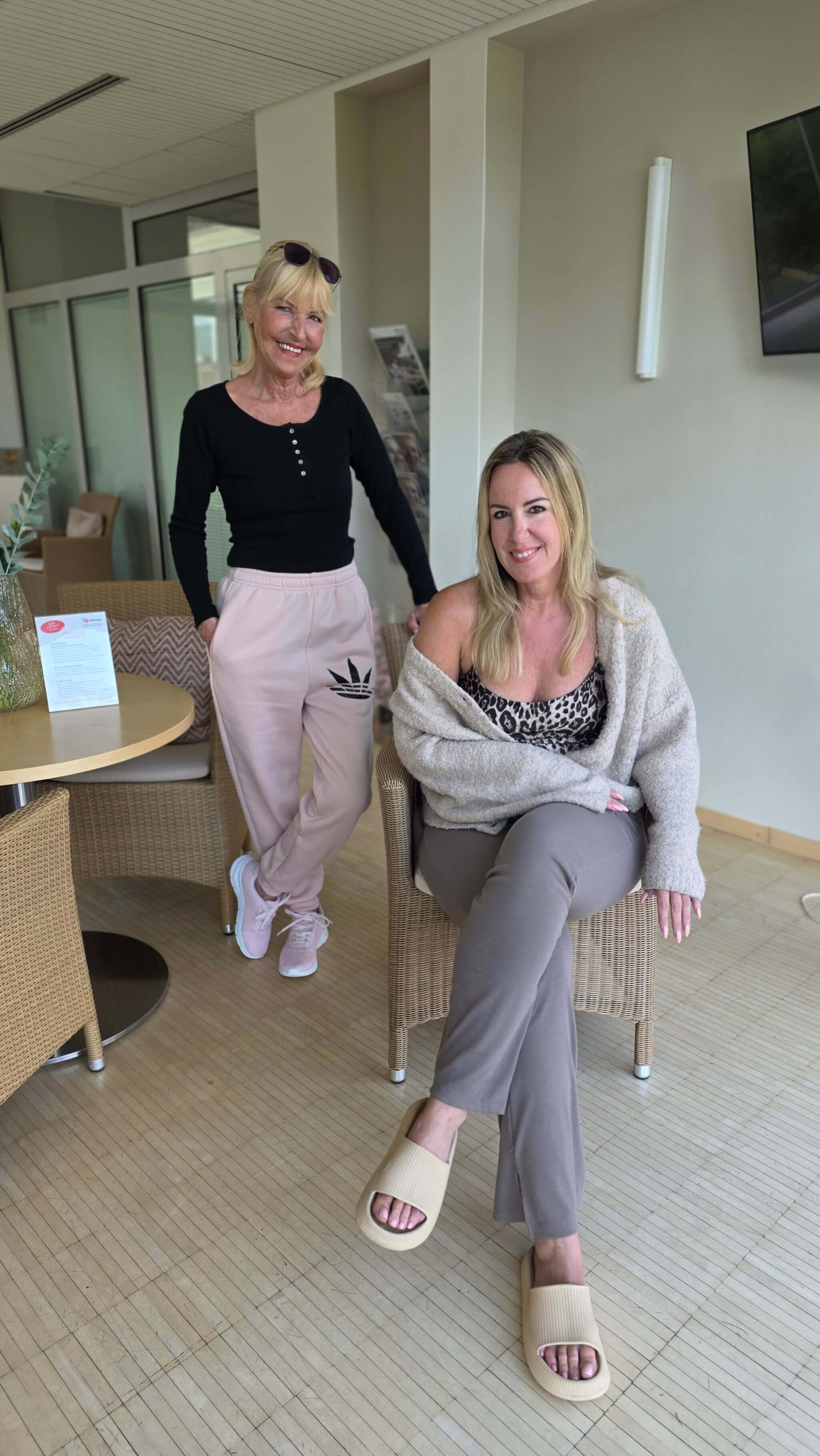 Bequeme Loungewear für Frauen über 40, 50 und 60 – stilvolle Reha-Outfits mit Strickjacke, Leo-Top und soften Naturtönen