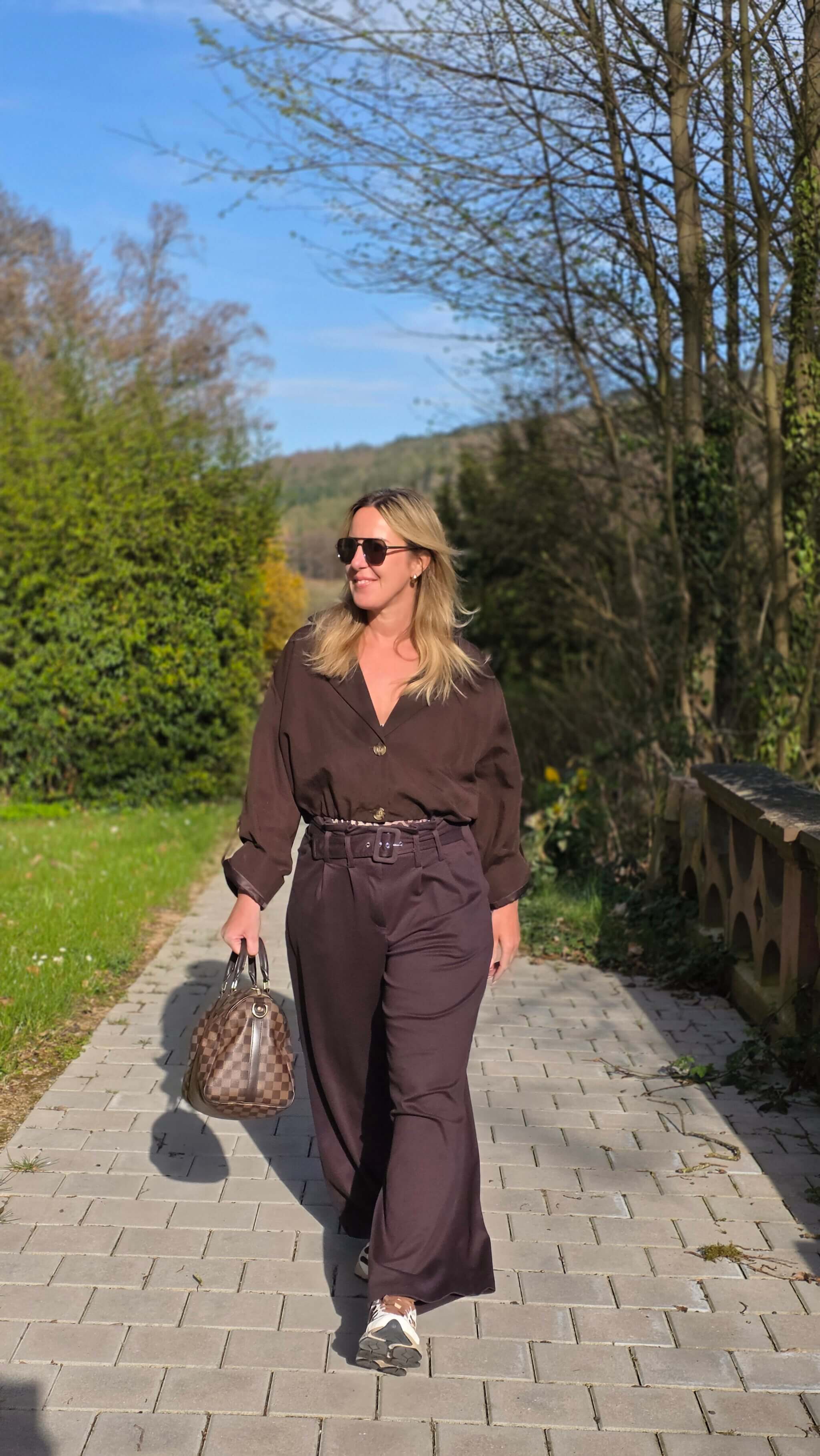 Monochromes braunes Outfit für Frauen über 40 – lässig-eleganter Reha-Look mit weiter Hose, Bluse und Designerhandtasche