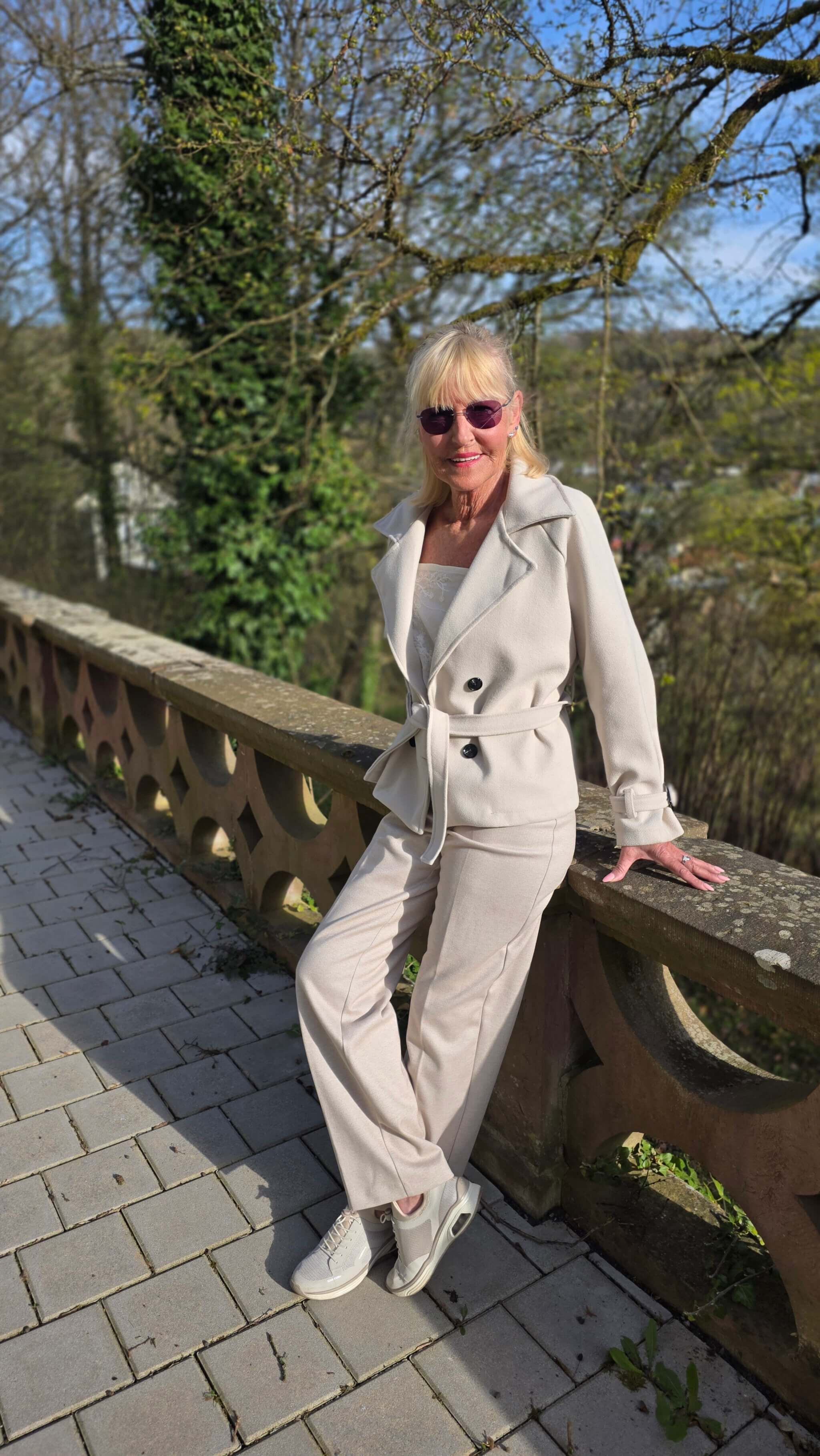Eleganter beiger Hosenanzug für Frauen über 60 – stilvolles Reha-Outfit mit Sneakern für einen modernen, komfortablen Look im Alltag