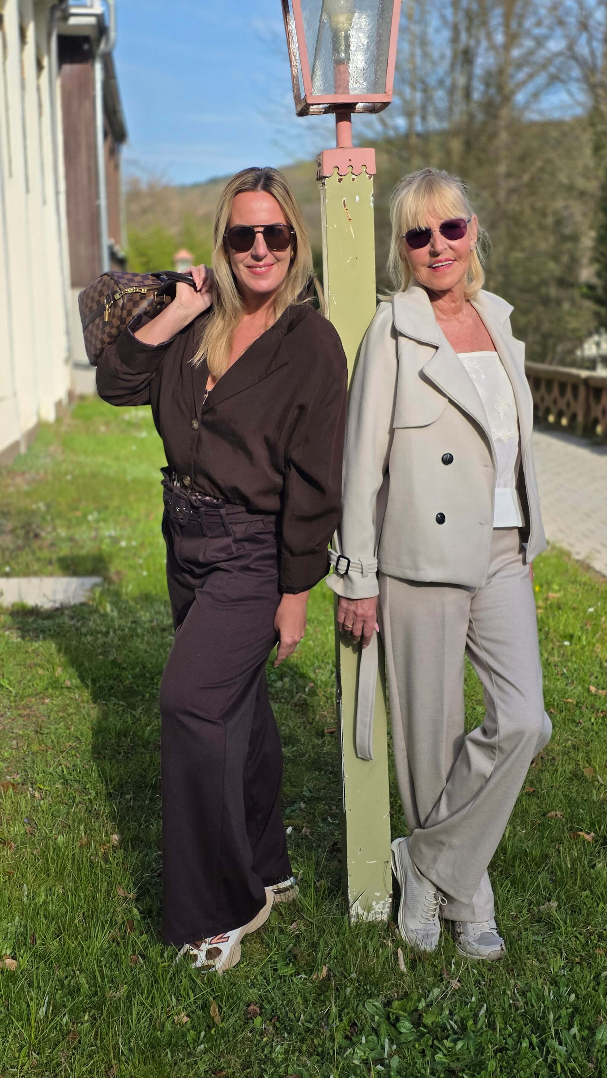 stilvolle Frauen über 40 und 70 in modernen Outfits, die auch im Gepäck für eine Reha nicht fehlen sollten – beiger Hosenanzug und braunes Monochrom-Outfit für Stadtbummel und entspannte Ausflüge