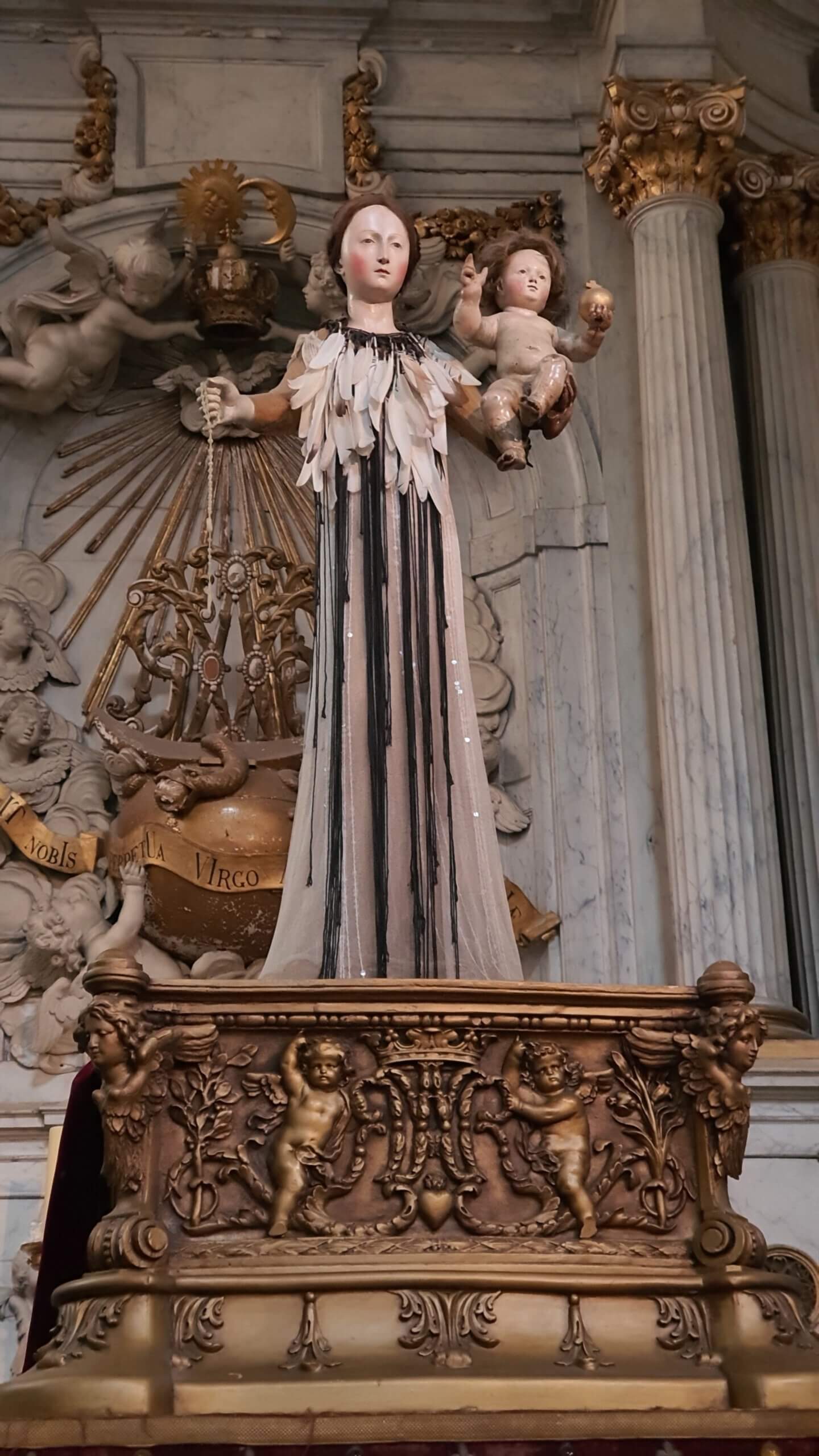 Marienstatue in einem Kleid von Ann Demeulemeester in der Sint-Andries-Kirche in Antwerpen