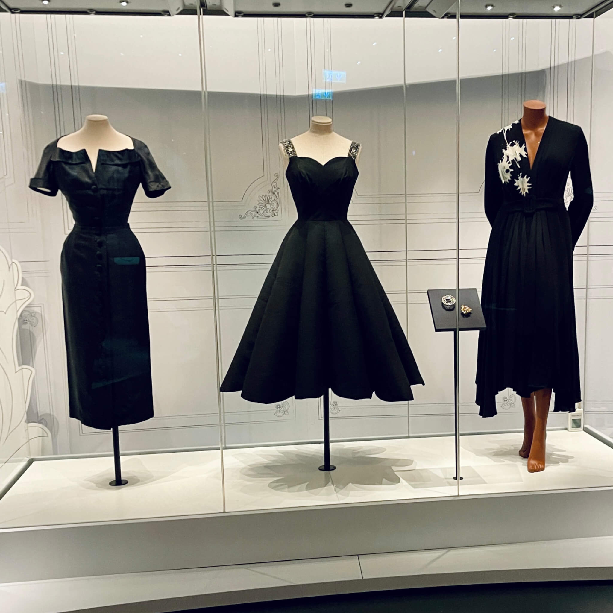 Beyond the Little Black Dress National Museum Scotland Edinburgh Fashion Mode Ausstellung Design Schwarz