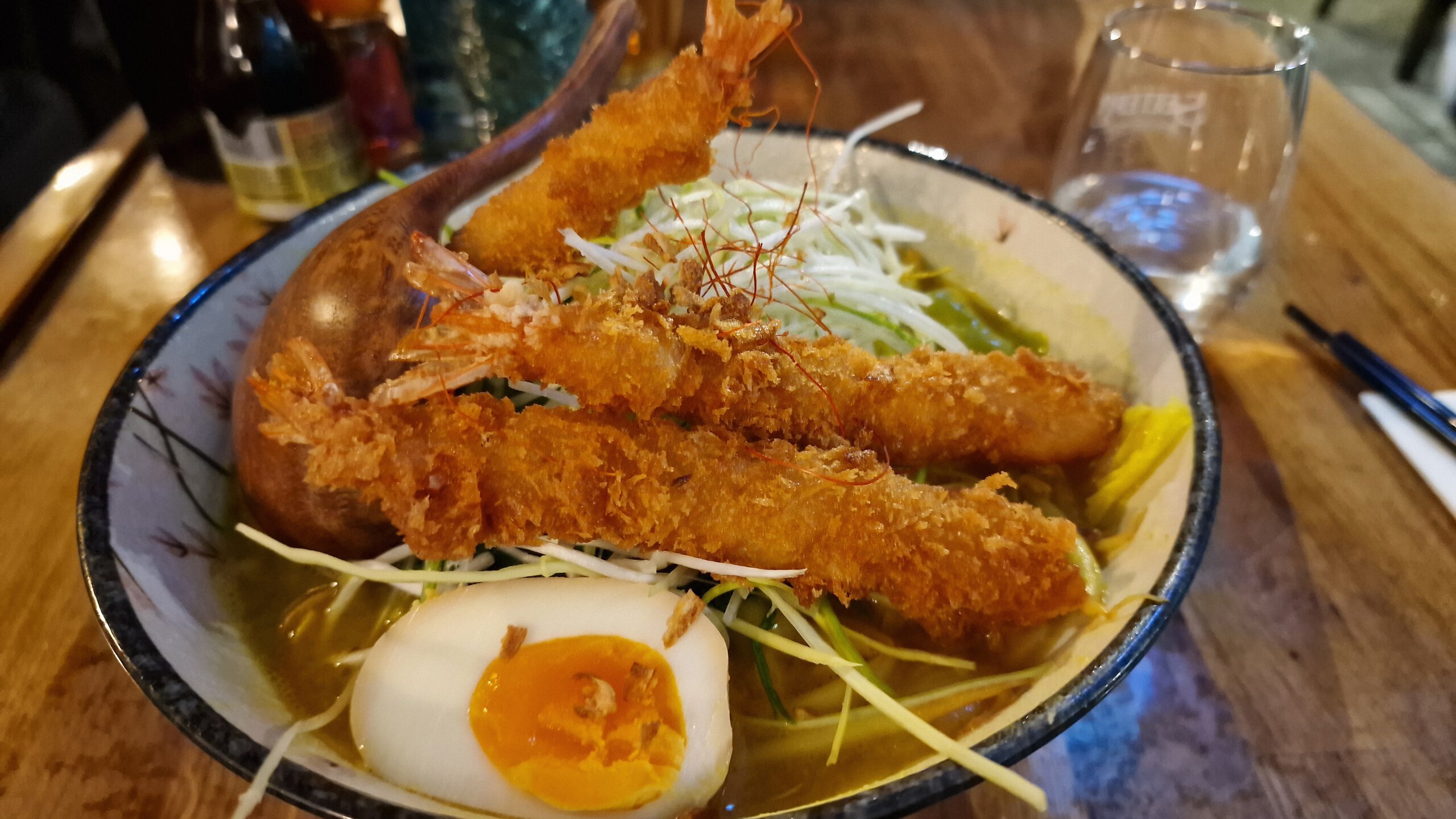 Takumi Ramen signature style Spezielle Curry Ramen mit Garnelentempura 