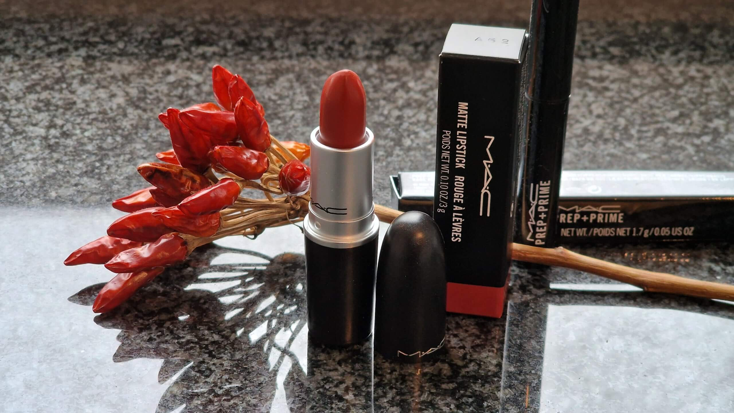 Frauen über 50: so finden Sie den perfekten roten Lippenstift MAC chili