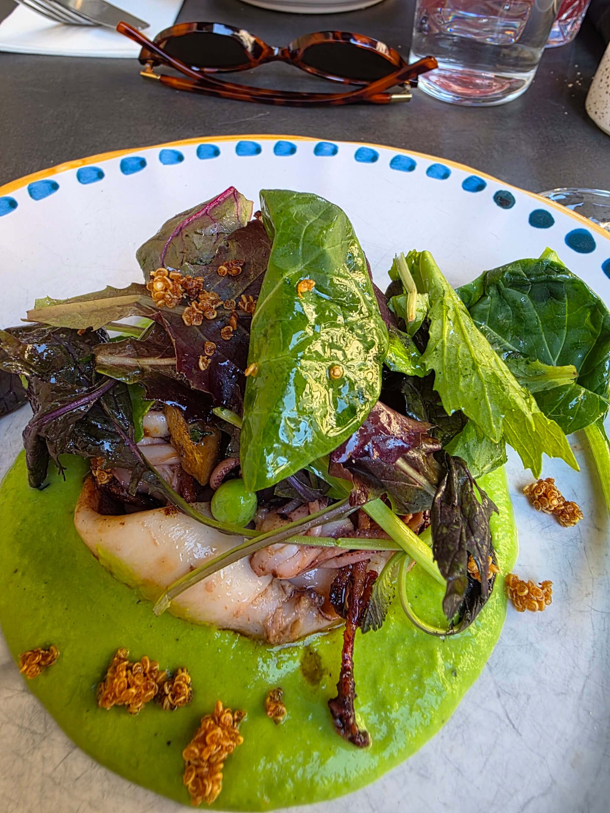 gegrillter Calamari, gebettet auf eine Erbsencreme, dazu Rauch-Knochenmark, gebrannte Zitrone, Wildkräuter und Quinoa in der Caruso PastaBar Erfahrungen