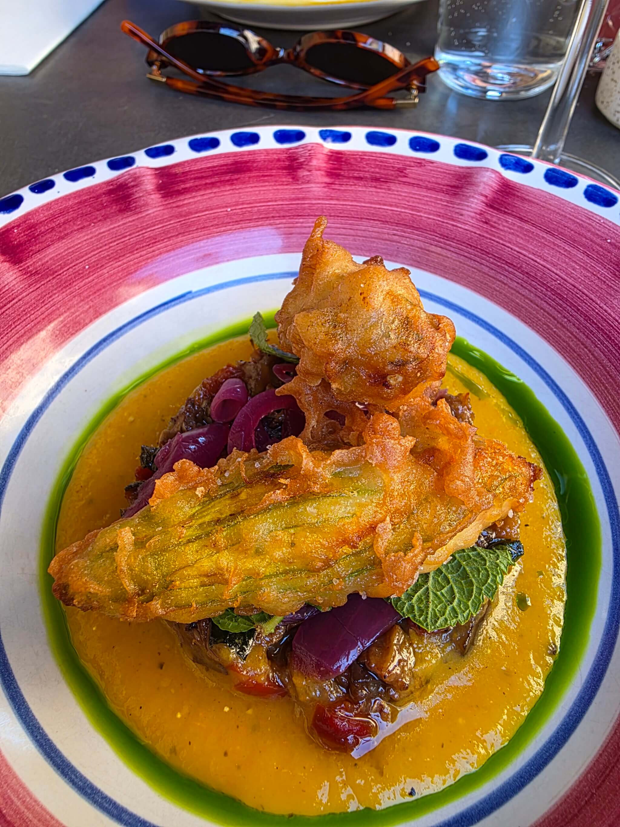 Zucchiniblüte im Tempurateig Haut mich regelrecht um: gefüllt mit Ricotta, dazu Caponata, gelbe Tomaten und Pinienkerne