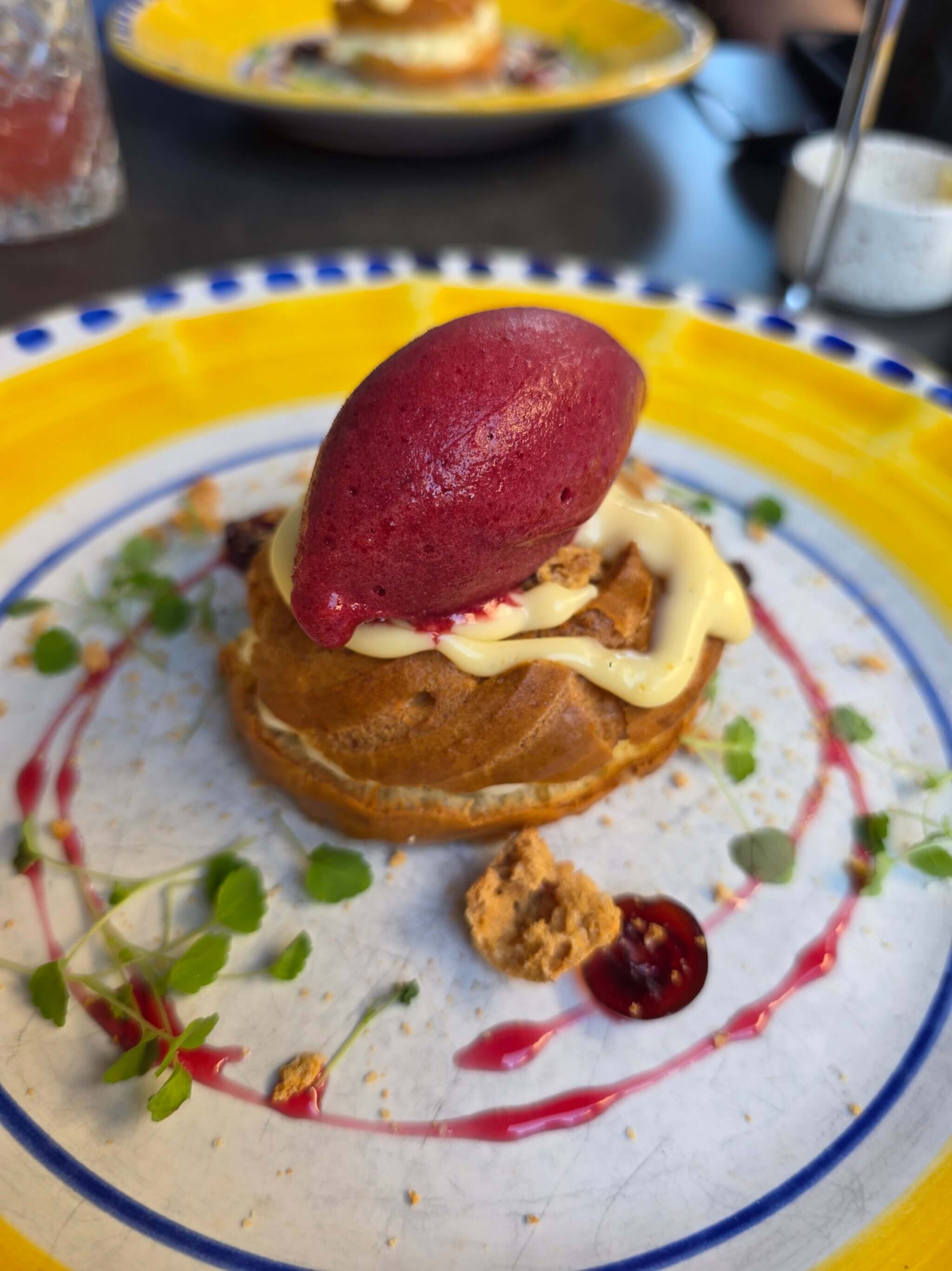 Zeppola: italienisches Brandteiggebäck, hier gefüllt mit Crème Pâtissière, begleitet von Amaretti, weißer Schokoladen-Ganache und Kirscheis in der Caruso PastaBar