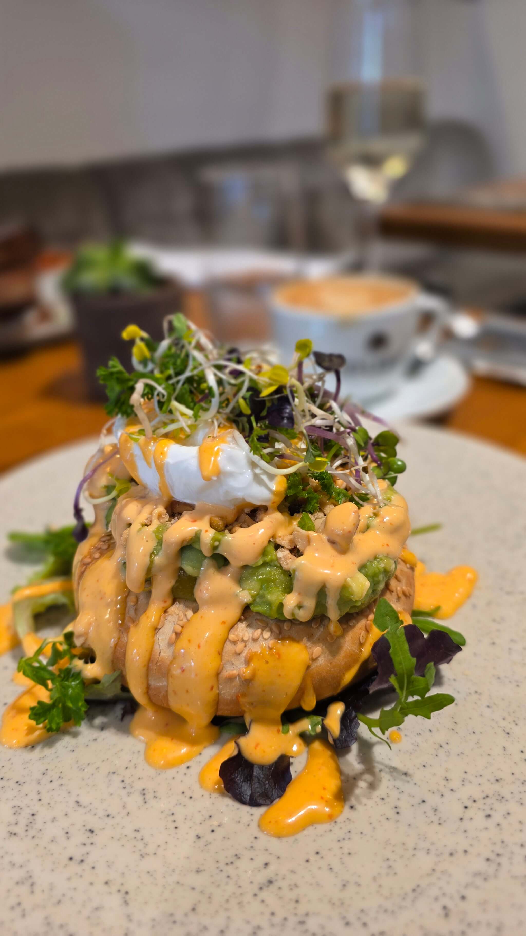 Eggs Benedict im Esszimmer in Köln Ehrenfeld - Frühstück vom Feinsten