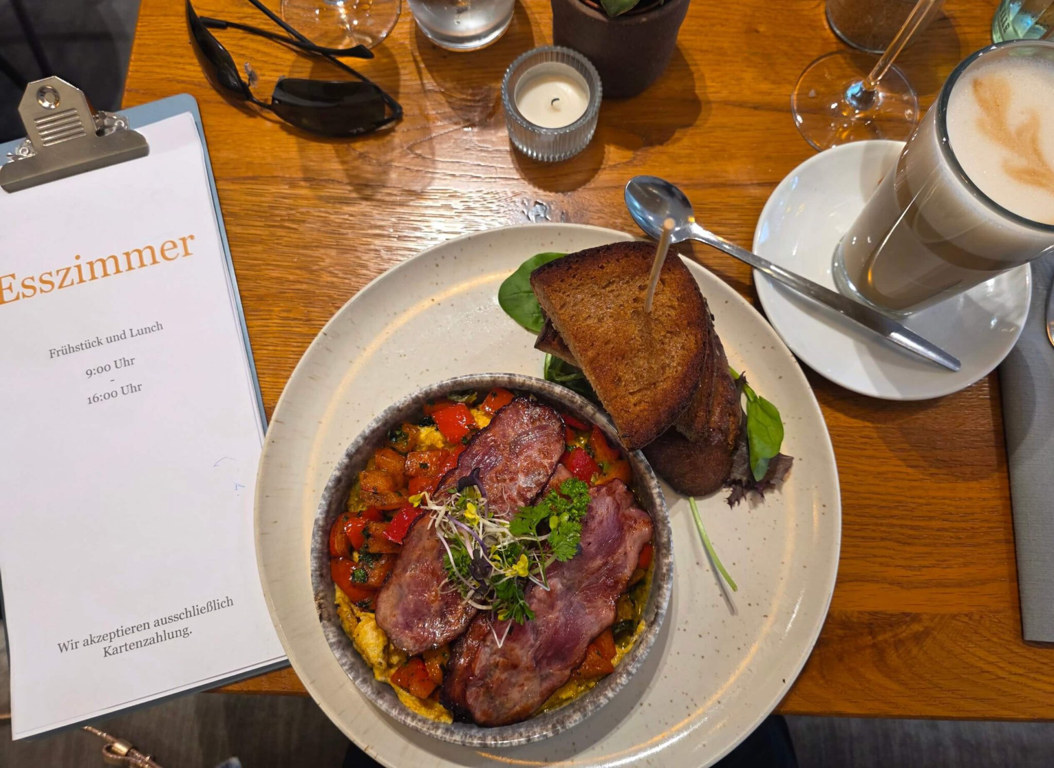 Herzhaftes Frühstück im Esszimmer Köln: Rührei und Tomate nur in meinem Fall ohne Tomate, dafür mit Paprika, Kräutern und geröstetem Bauernbrot, dazu gebratener Geflügelbacon