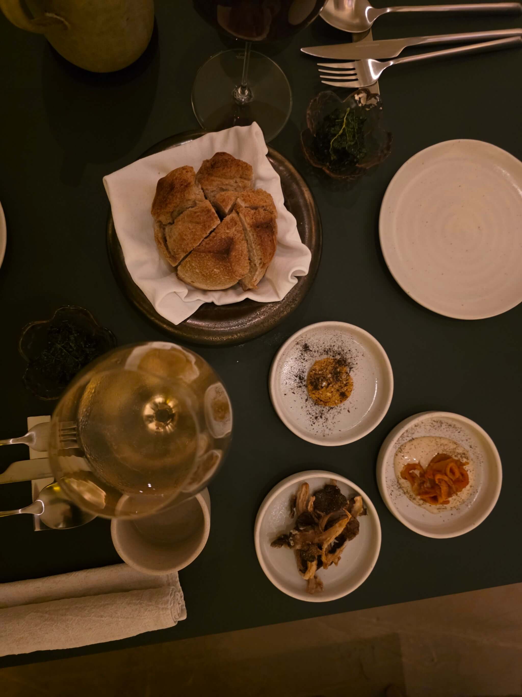 Brot und kleine Beilagen zum Abendessen im Restaurant Kluth Köln, angerichtet auf modernem Fine-Dining-Tisch.