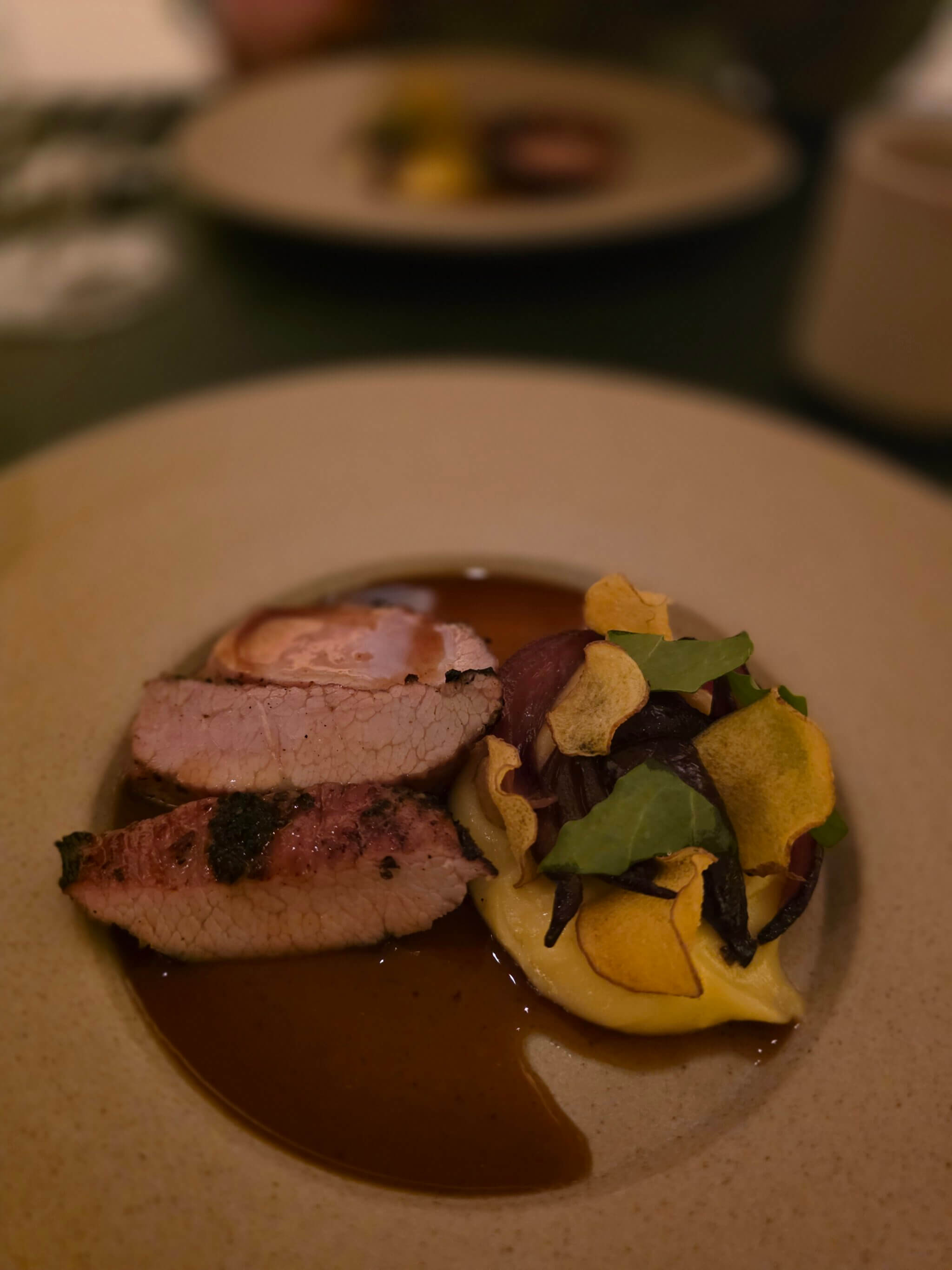 Feines Fleischgericht mit Sauce und Gemüse beim Abendessen im Restaurant Kluth Köln.