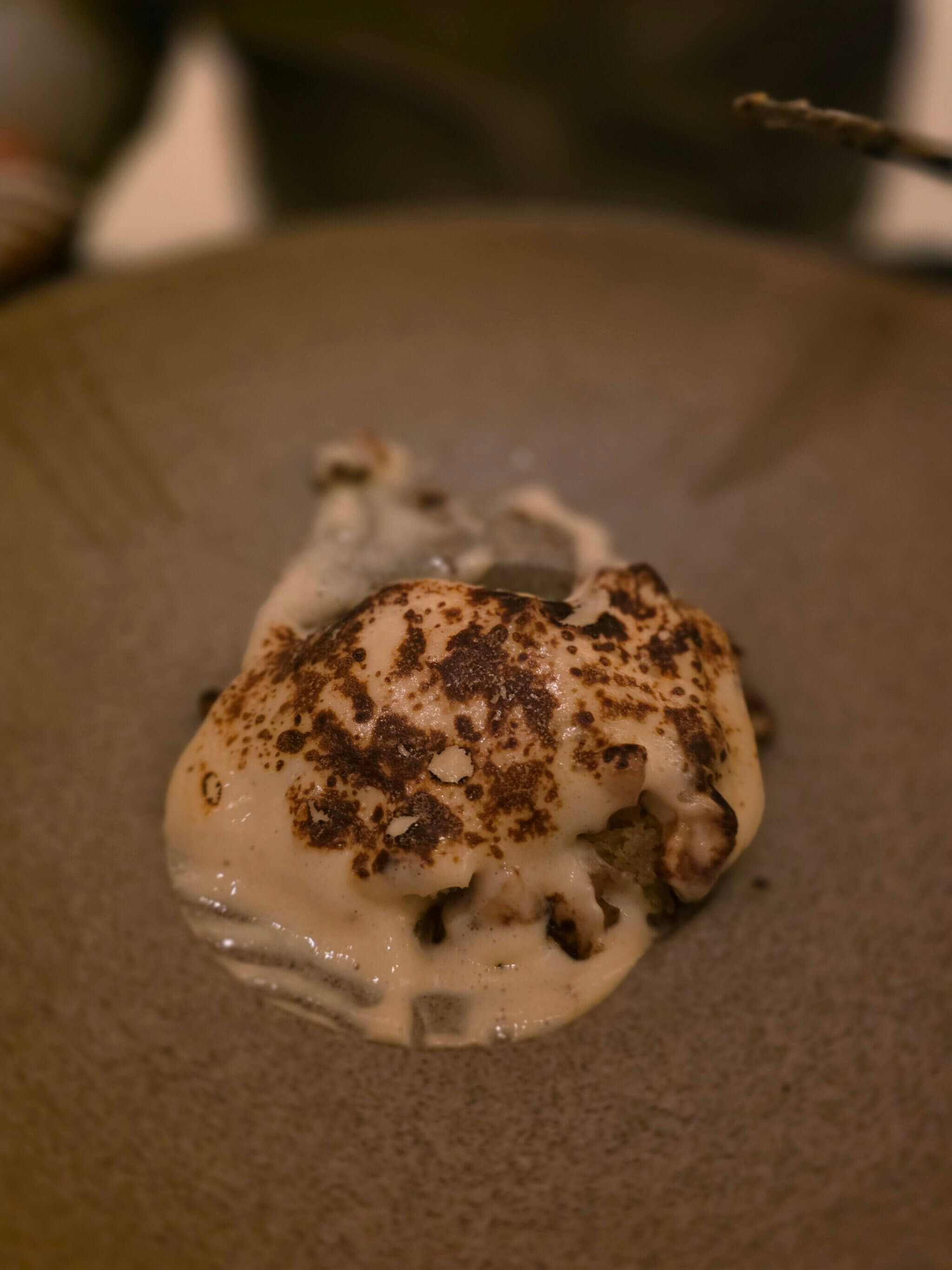 Dessertgang beim Abendessen im Restaurant Kluth Köln, serviert in minimalistischer Fine-Dining-Optik.