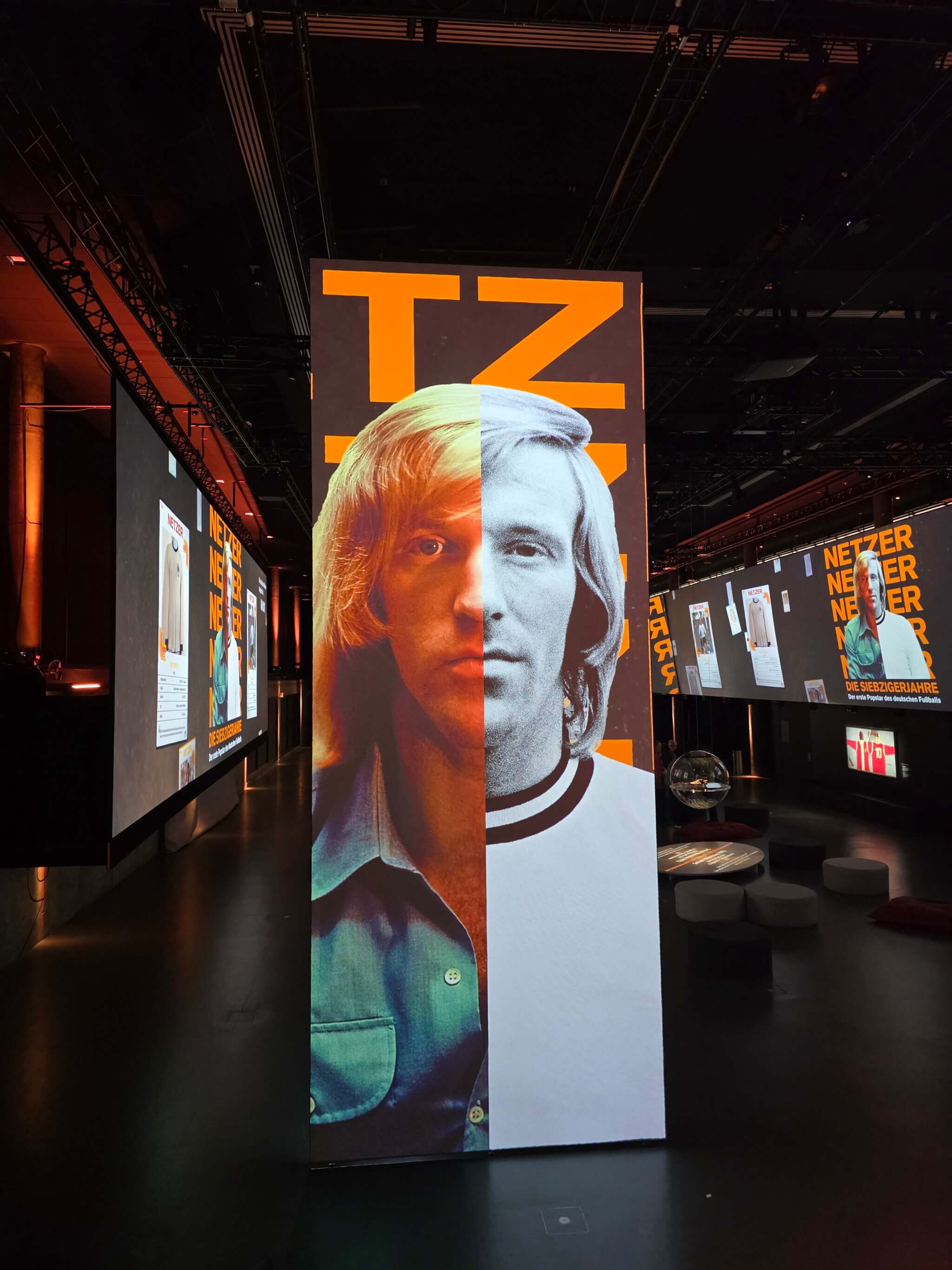 Sonderausstellung „Günter Netzer – Die Siebzigerjahre“ im Deutschen Fußballmuseum Dortmund, Blick in den Ausstellungsraum.