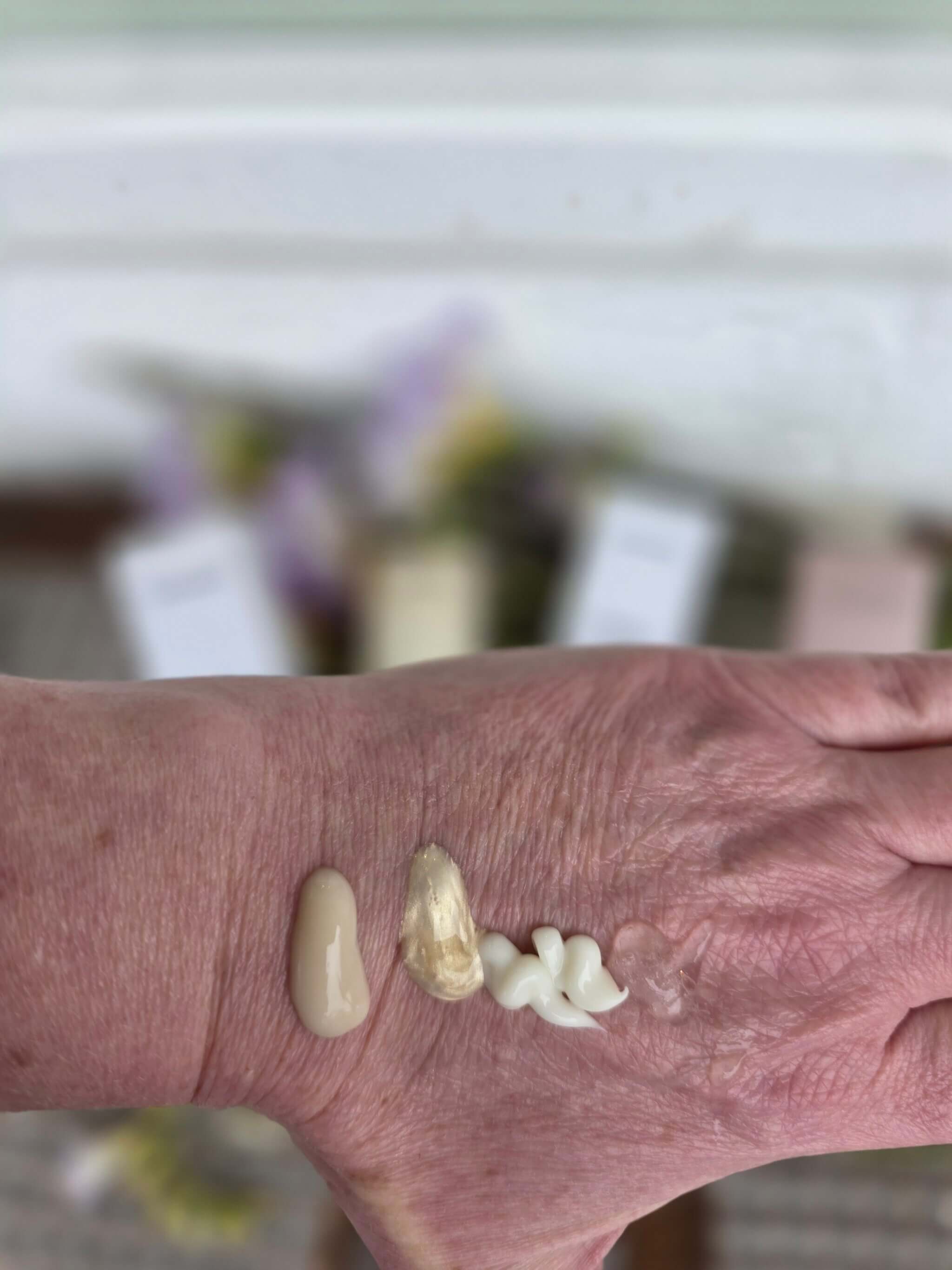 Vier Madara Seren als Pumpstöße auf einer Hand: Niacinamide Alternative Serum, Derma Collagen Peptide Serum, Hydra Glow Hyaluron Peptide Serum und Rose Hyaluron Jelly im Texturvergleich.