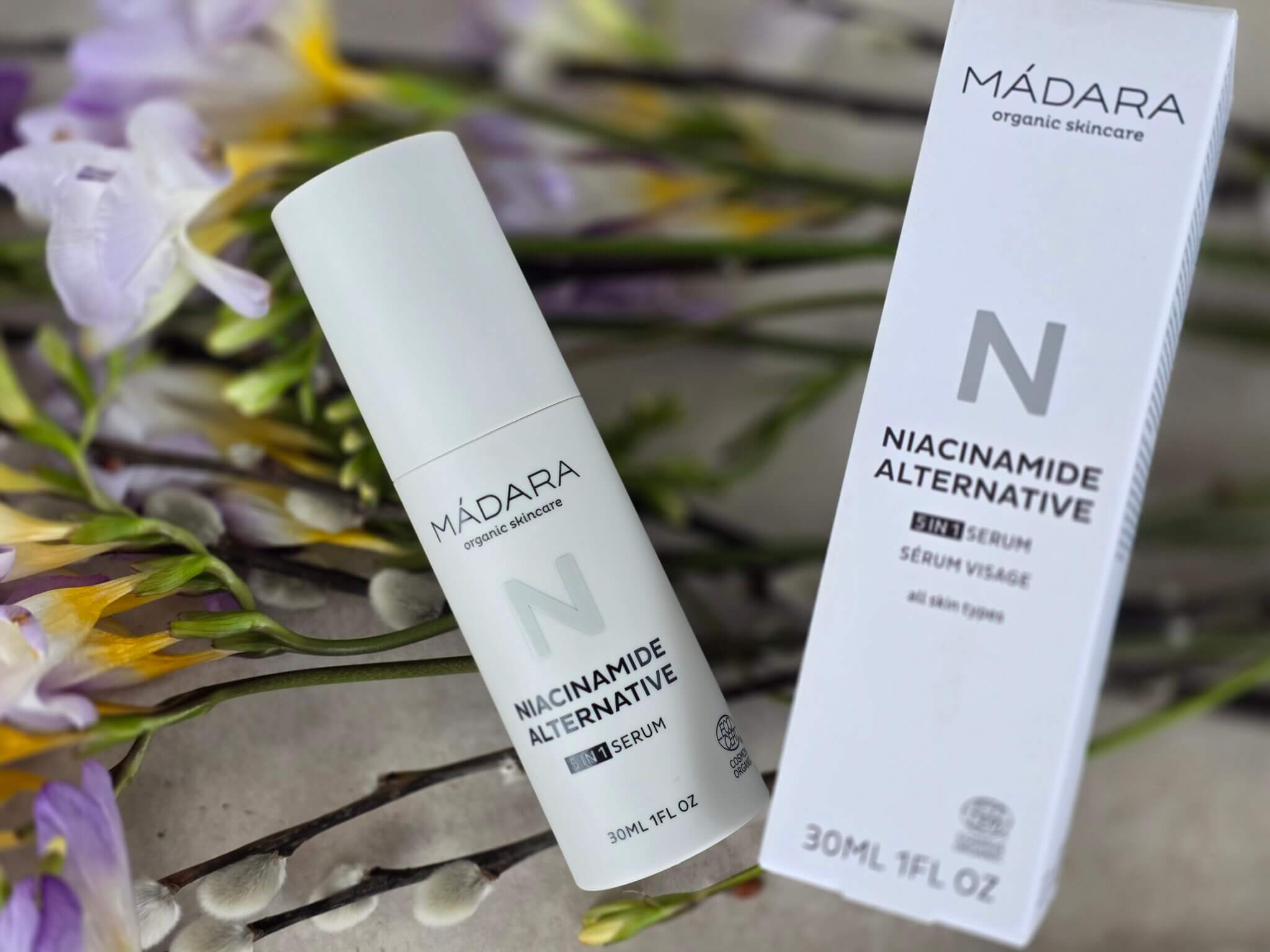 Madara Botanic Niacinamide Alternative 5-in-1 Serum – Flakon mit passendem Produktkarton, Erfahrungen