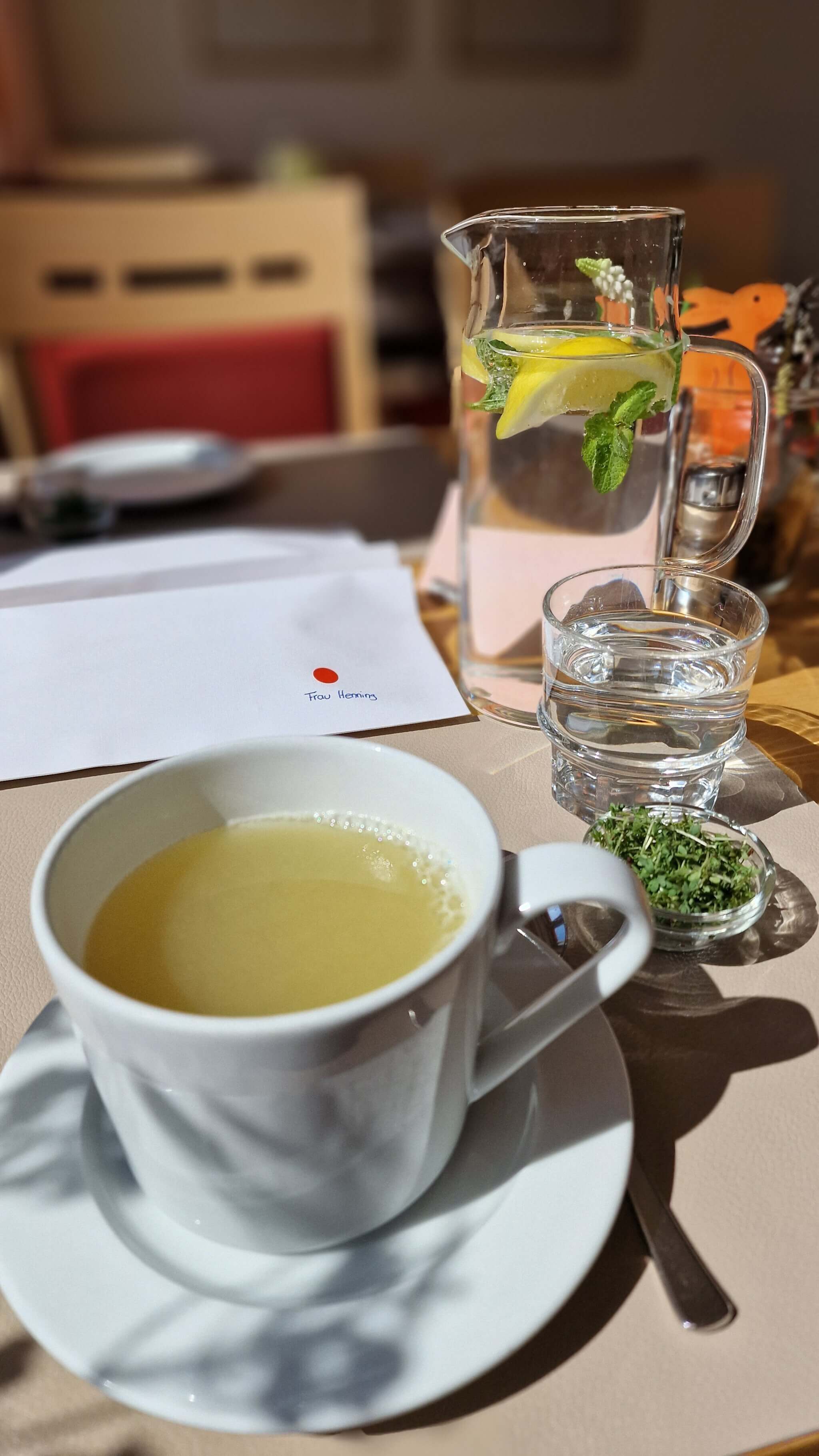 Heilfasten in der Weckbecker Klinik Bad Brückenau: Gemüsebrühe, Zitronen-Minz-Wasser und Kräuter am Tisch – typischer Fastentag mit Fasten Brühe, Detox und ganzheitlicher Gesundheitskur.