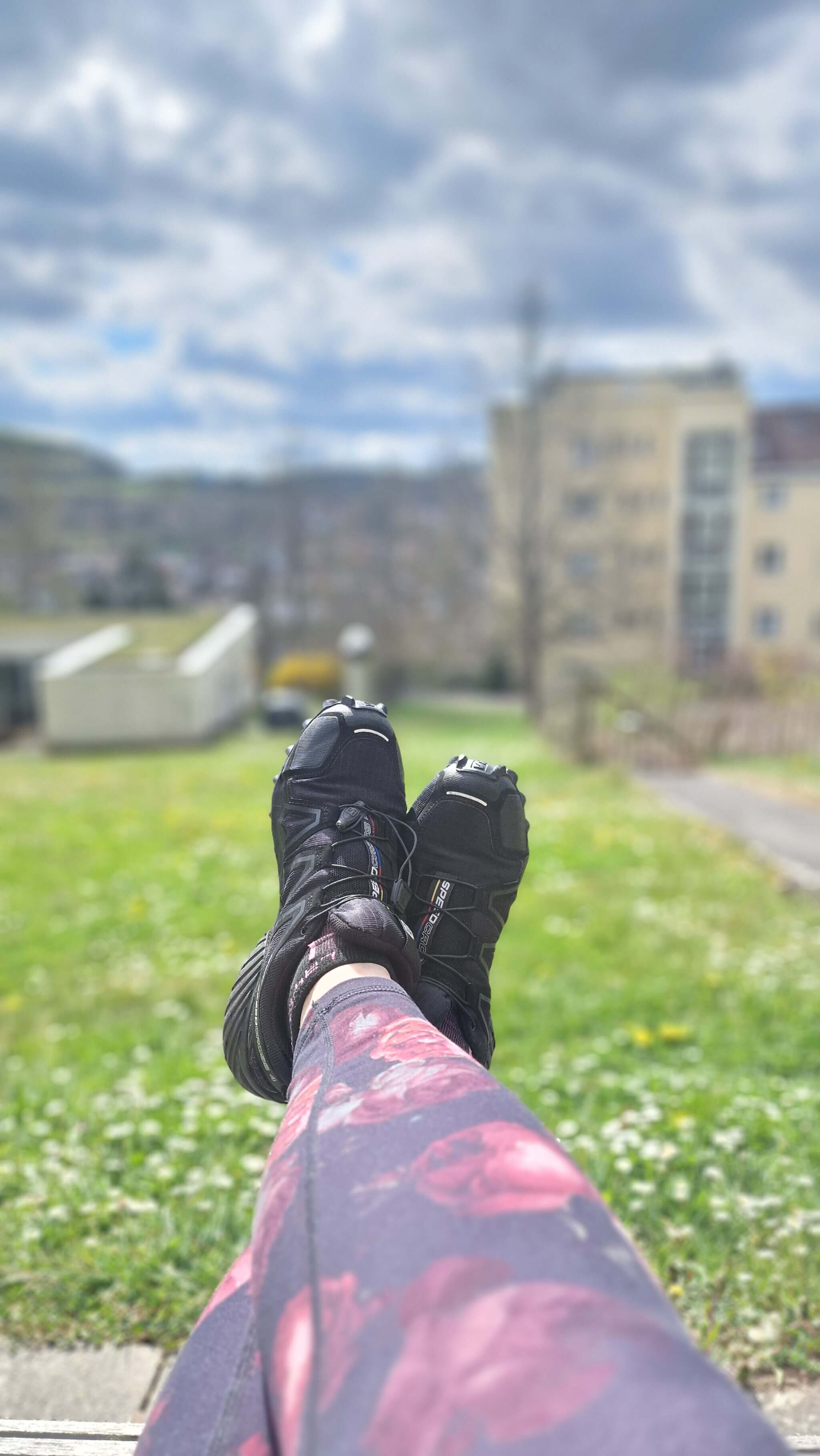 Heilfasten in der Weckbecker Klinik Bad Brückenau: entspannter Moment in der Natur nach Bewegungseinheit – frische Luft, Aktivität und mentale Erholung als Teil der ganzheitlichen Fastenkur.