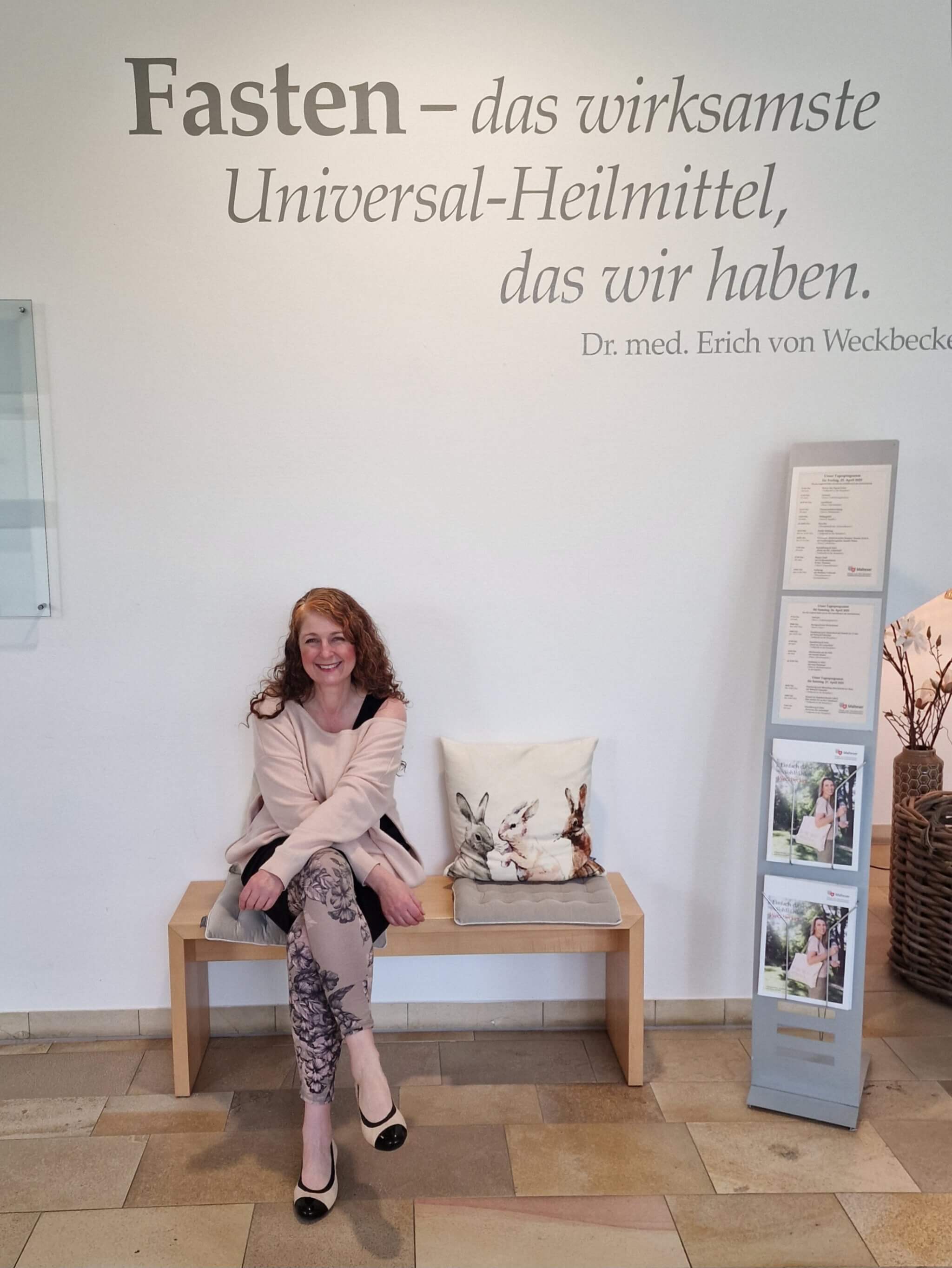 Ü50 Bloggerin in der Weckbecker Klinik Bad Brückenau unter dem Zitat „Fasten – das wirksamste Universal-Heilmittel“ – persönliche Erfahrung zum Heilfasten, Reise zu sich selbst und ganzheitliche Gesundheitskur.