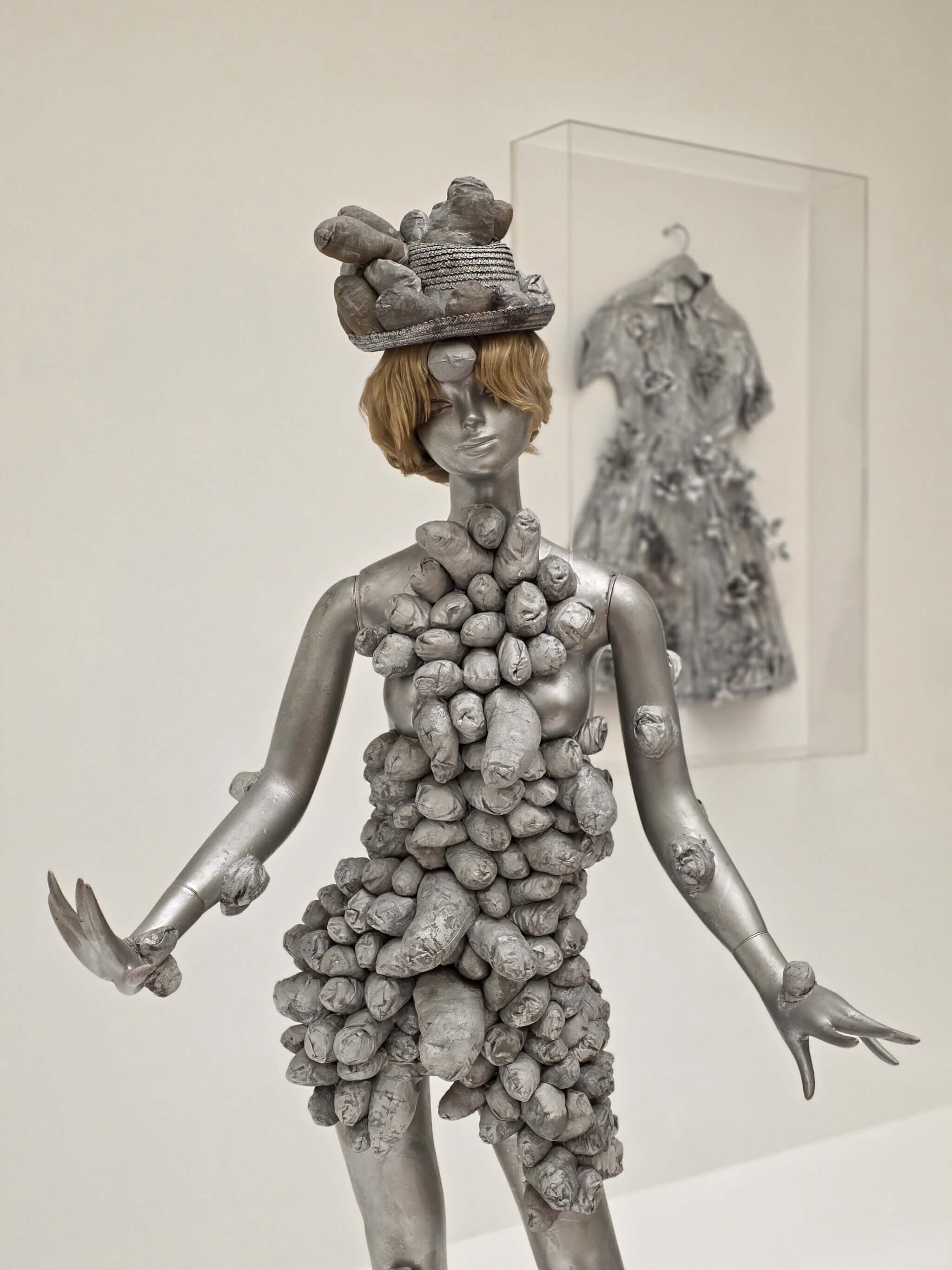 Mode, Skulptur und Kunst verschmelzen in dieser ikonischen Figur von Yayoi Kusama. Die Ausstellung im Museum Ludwig zeigt eindrucksvoll, wie stark Kusama auch Mode, Performance und Popkultur beeinflusst hat #stylerebelles 