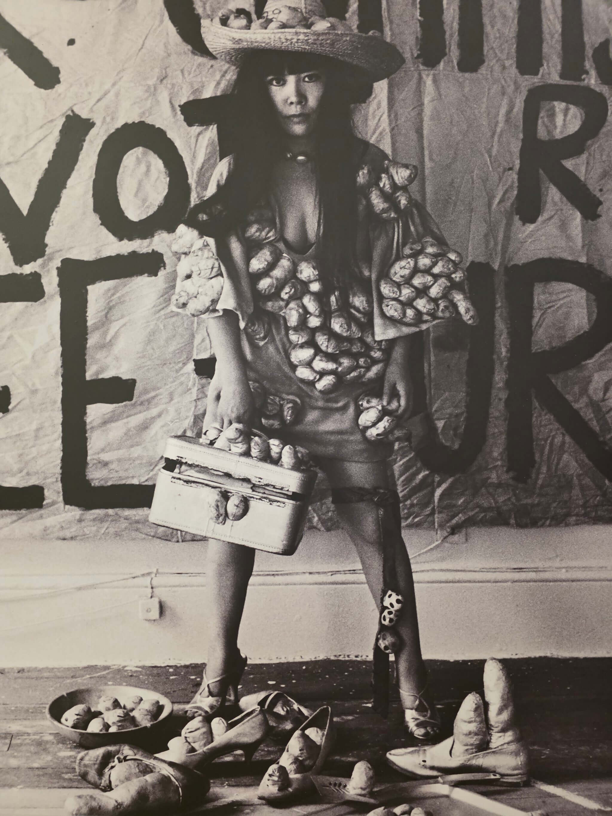 Historische Fotografie von Yayoi Kusama mit einer ihrer frühen, provokanten Mode- und Performancearbeiten. Die große Kusama-Ausstellung im Museum Ludwig zeigt eindrucksvoll, wie eng Kunst, Mode, Körper und Inszenierung bei Kusama verbunden sind – lange bevor ihre Polka Dots weltweit berühmt wurden. Mehr dazu im styleREBELLES-Blogpost