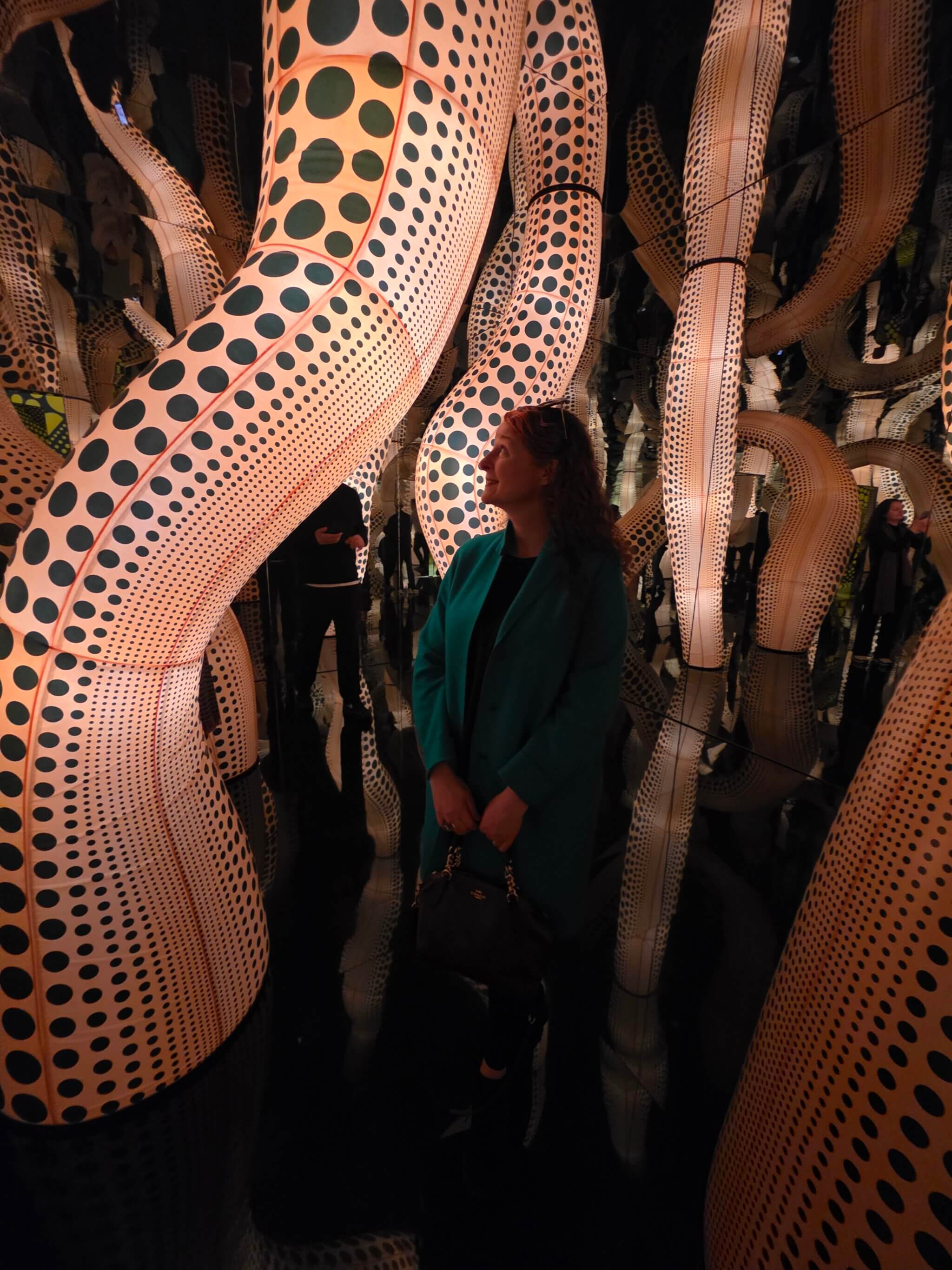 Typisch Kusama: gelb-schwarze Polka Dots, Spiegelungen und optische Täuschungen. Die immersive Installation im Museum Ludwig gehört zu den meistfotografierten Räumen der Ausstellung und macht die Kölner Version besonders erlebnisorientiert.