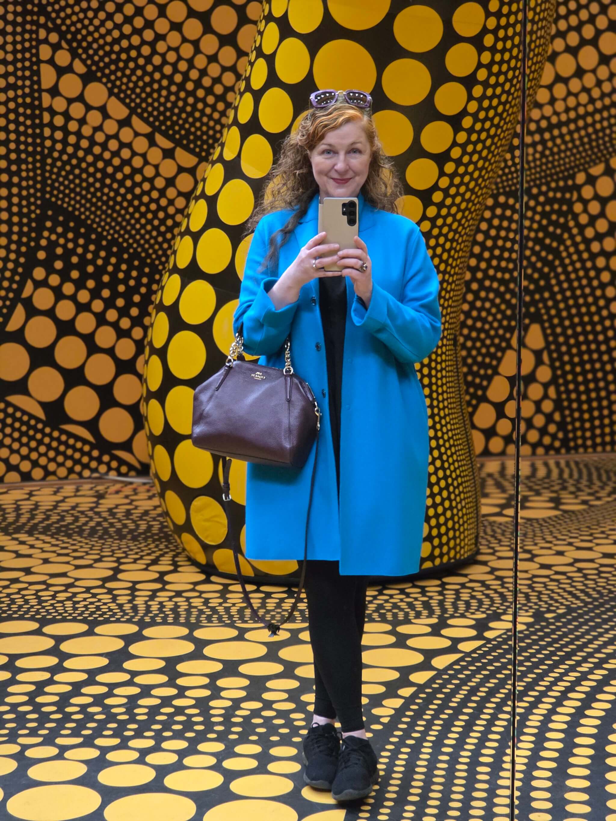 Mitten im ikonischen gelb-schwarzen Polka-Dot-Raum von Yayoi Kusama im Museum Ludwig. Warum die immersive Kusama-Ausstellung 2026 in Köln so viele Besucher:innen begeistert, welche besonderen Werke exklusiv hier gezeigt werden und weshalb sich der Besuch trotz Warteschlangen lohnt, hier im styleREBELLES-Blogpost 