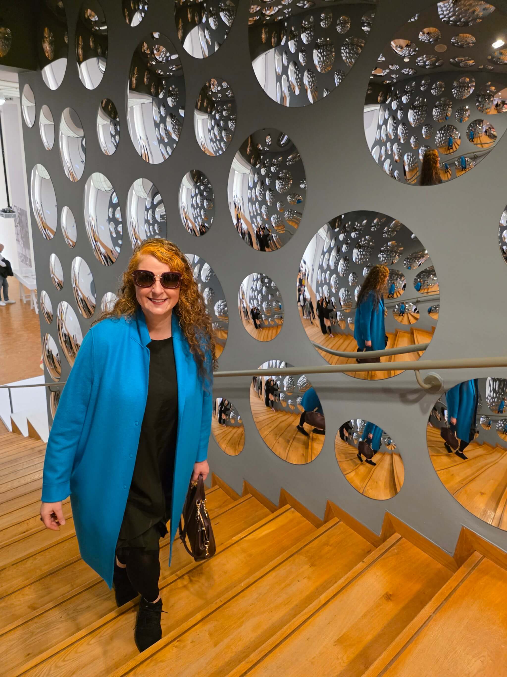 Zwischen Spiegelungen, Punkten und Licht: Die Kusama-Ausstellung im Museum Ludwig ist nicht nur Kunst, sondern ein immersives Erlebnis. Warum sich der Besuch trotz Warteschlangen lohnt und was Köln anders macht als Basel, lesen Sie im styleREBELLES-Blogpost.