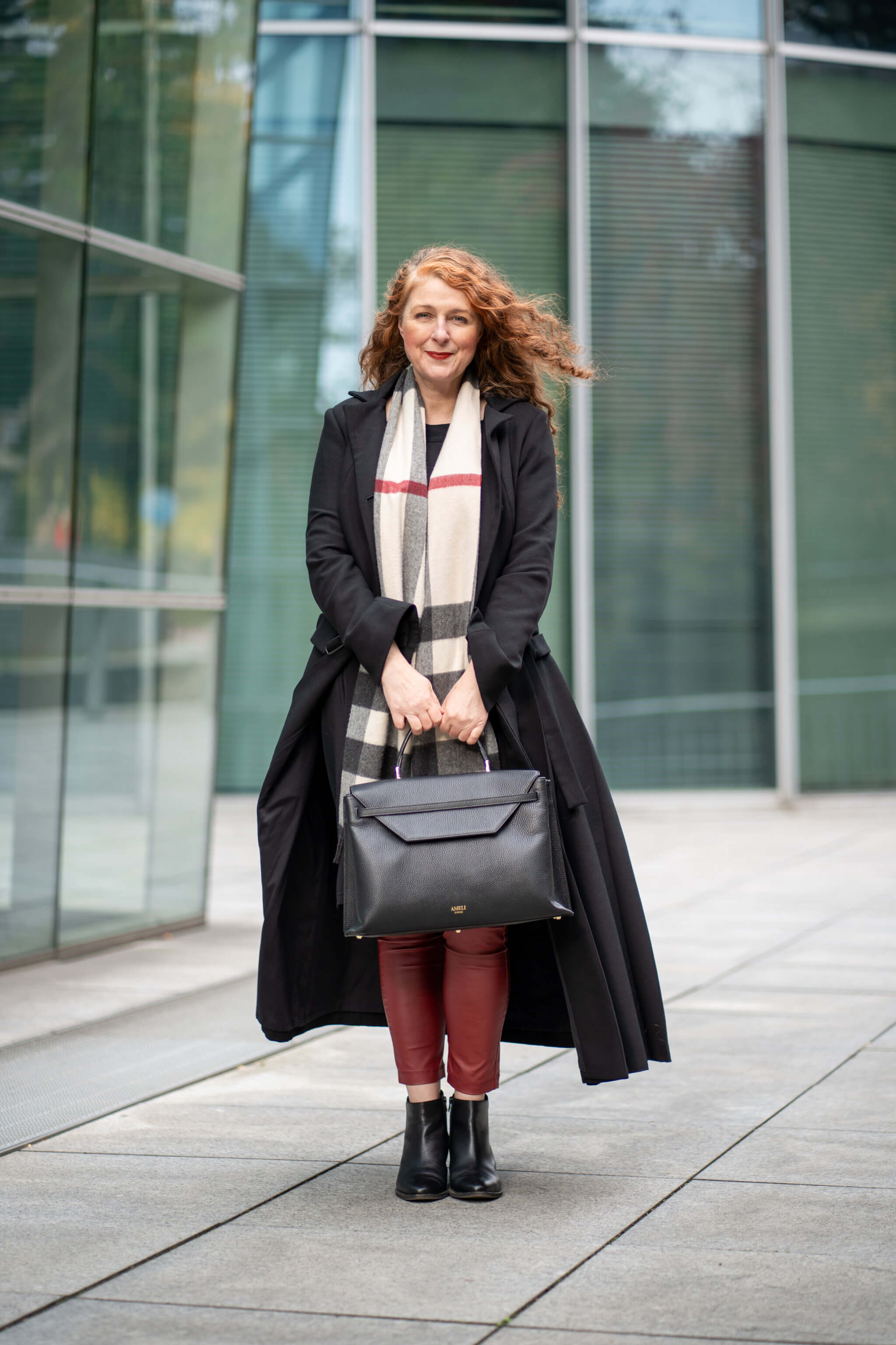 Ü50 Modebloggerin mit Mantel von Annette Görtz und Burberryschal trägt eine Alemi Zurich Viadukt Work, stilvolle Laptoptasche, die als Rucksack getragen werden kann