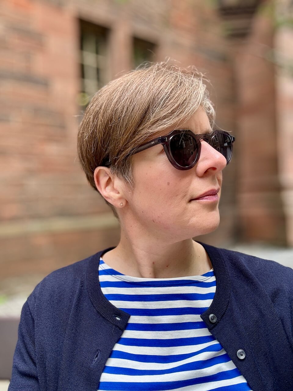 Kühle Sommertage in Schottland – mein lässiger Look mit Streifen und Strickjacke