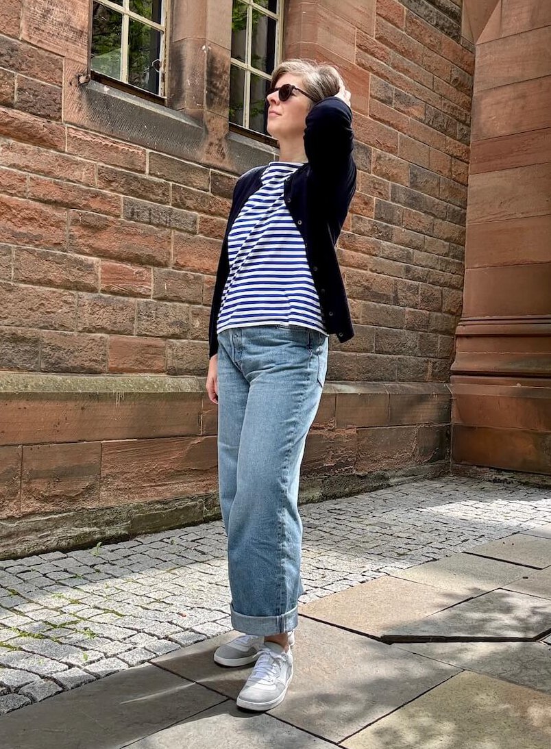 Kühle Sommertage in Schottland – mein lässiger Look mit Streifen und Strickjacke