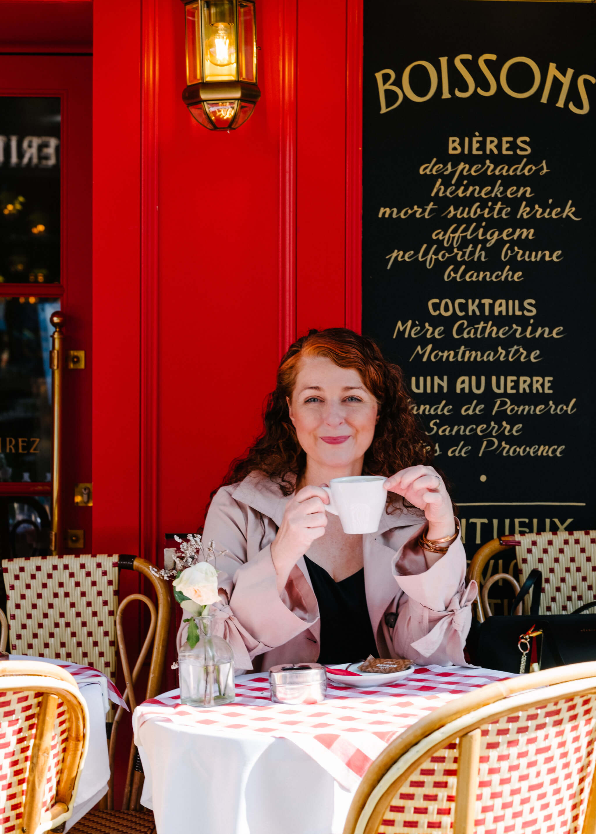 Alleine reisen Ü50 - Frau alleine in einem Café in Paris 