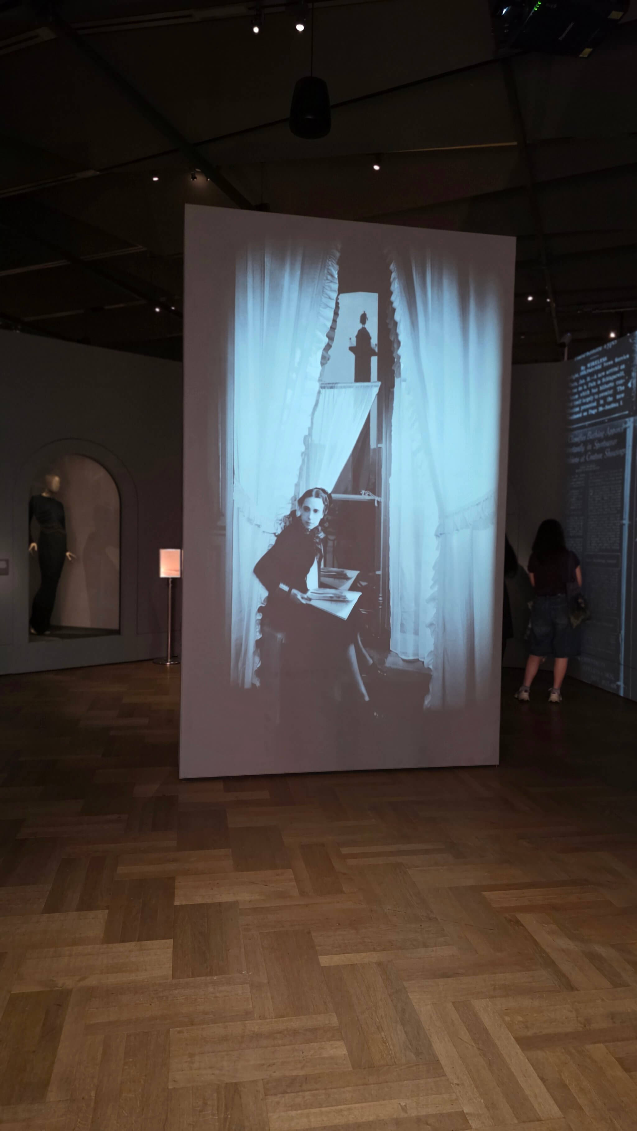 Eingang der Schiaparelli Ausstellung im V&A in London 