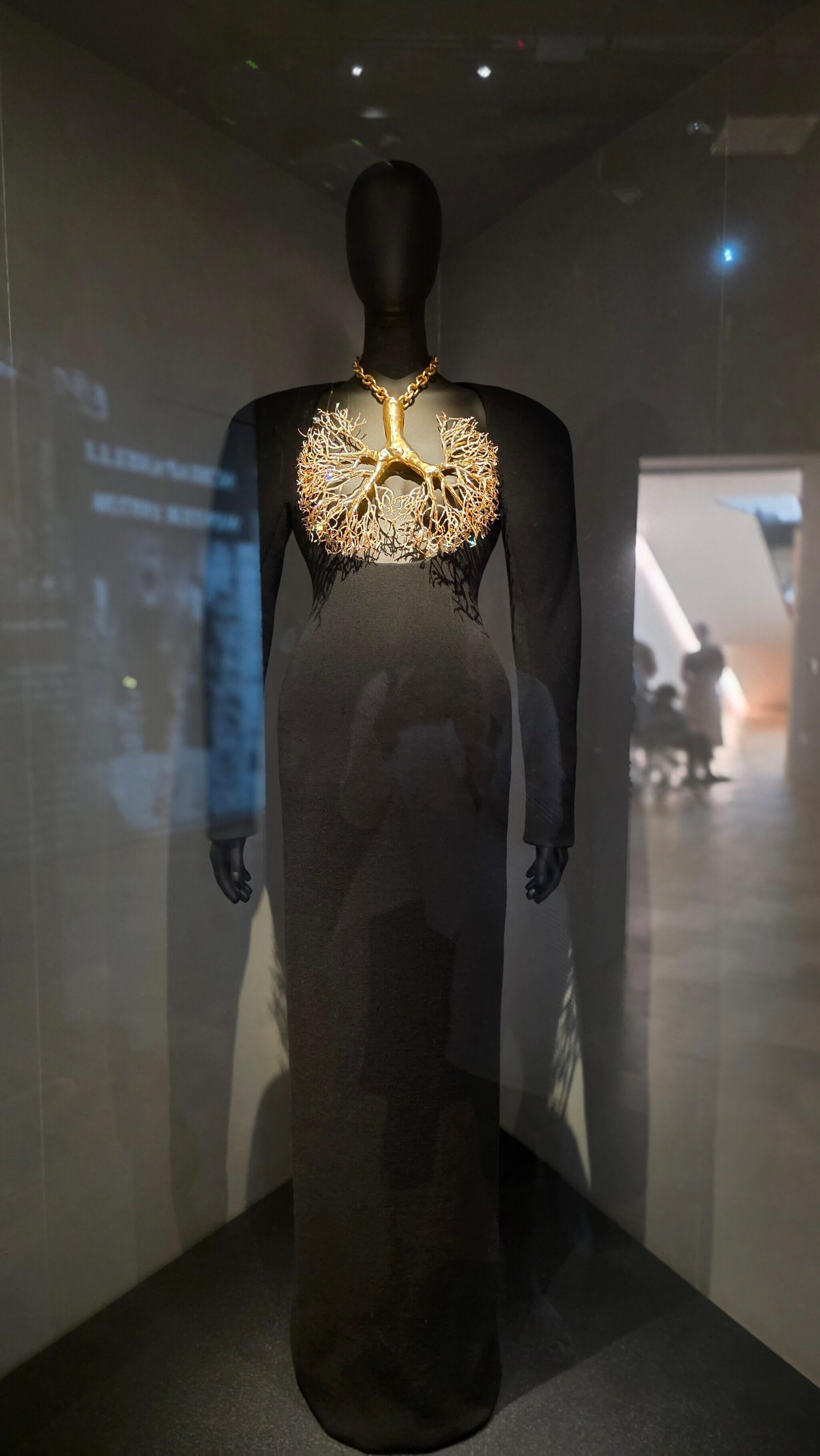 Schwarzes Schiaparelli Kleid mit goldenem anatomischem Schmuck bzw. Lungenmotiv im V&A London