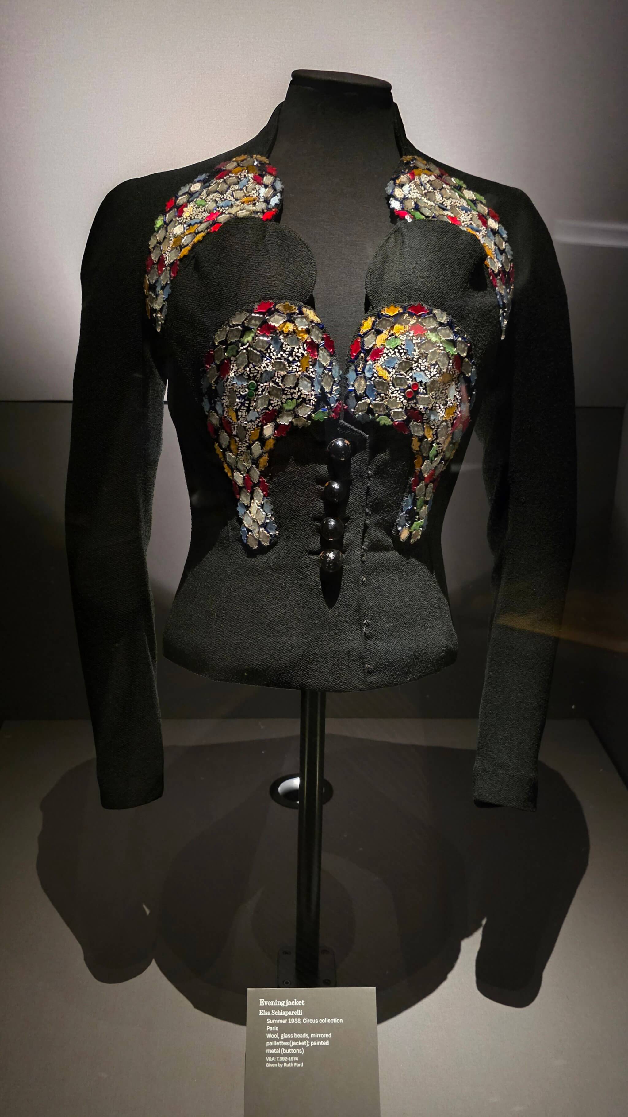 Schwarze Abendjacke aus der Schiaparelli Circus Collection von 1938
mit Perlen und spiegelnden Pailletten im V&A London