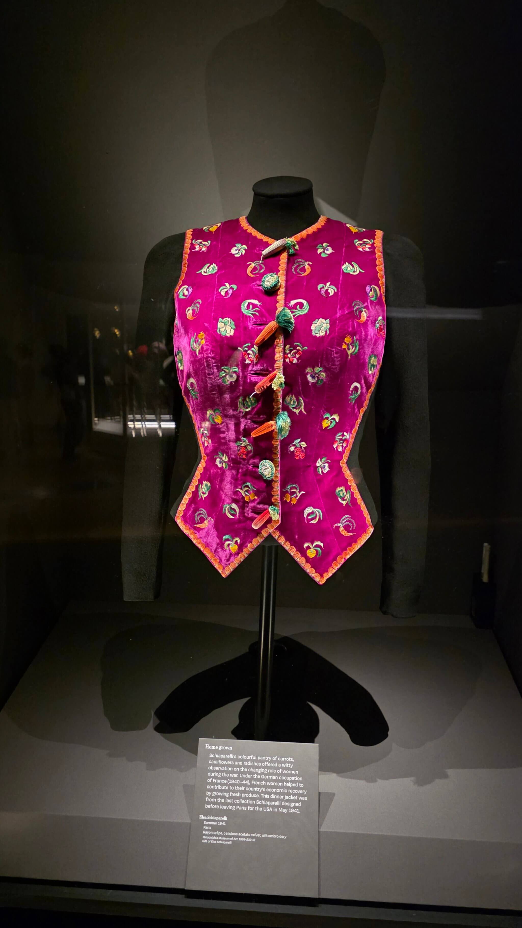 Historische pinkfarbene Weste mit Karotten, Blumenkohl und Radieschen von Schiaparelli im V&A London