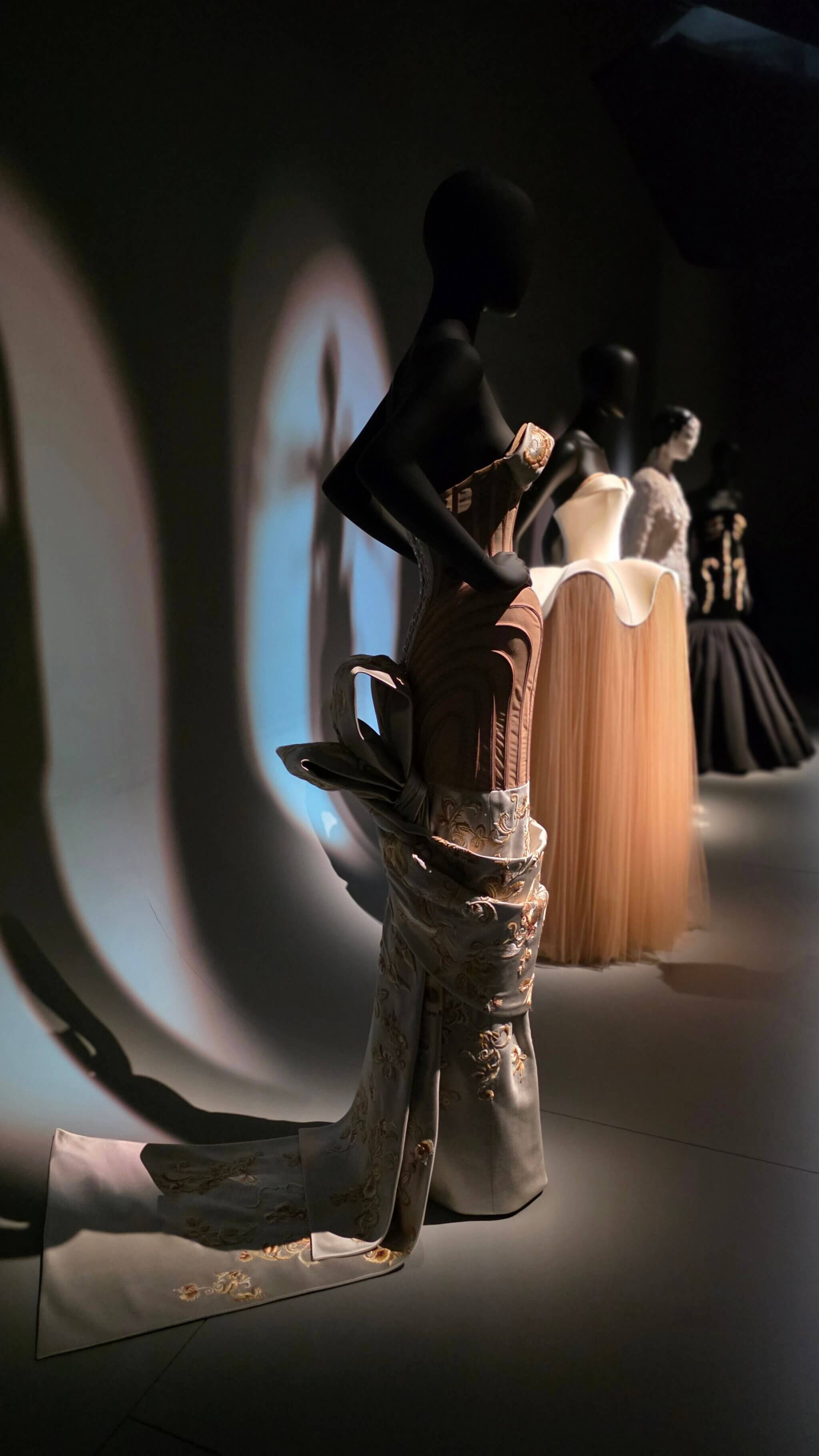 Weite Aufnahme mit mehreren aktuellen Couture-Looks von Daniel Roseberry für Schiaparelli im V&A London