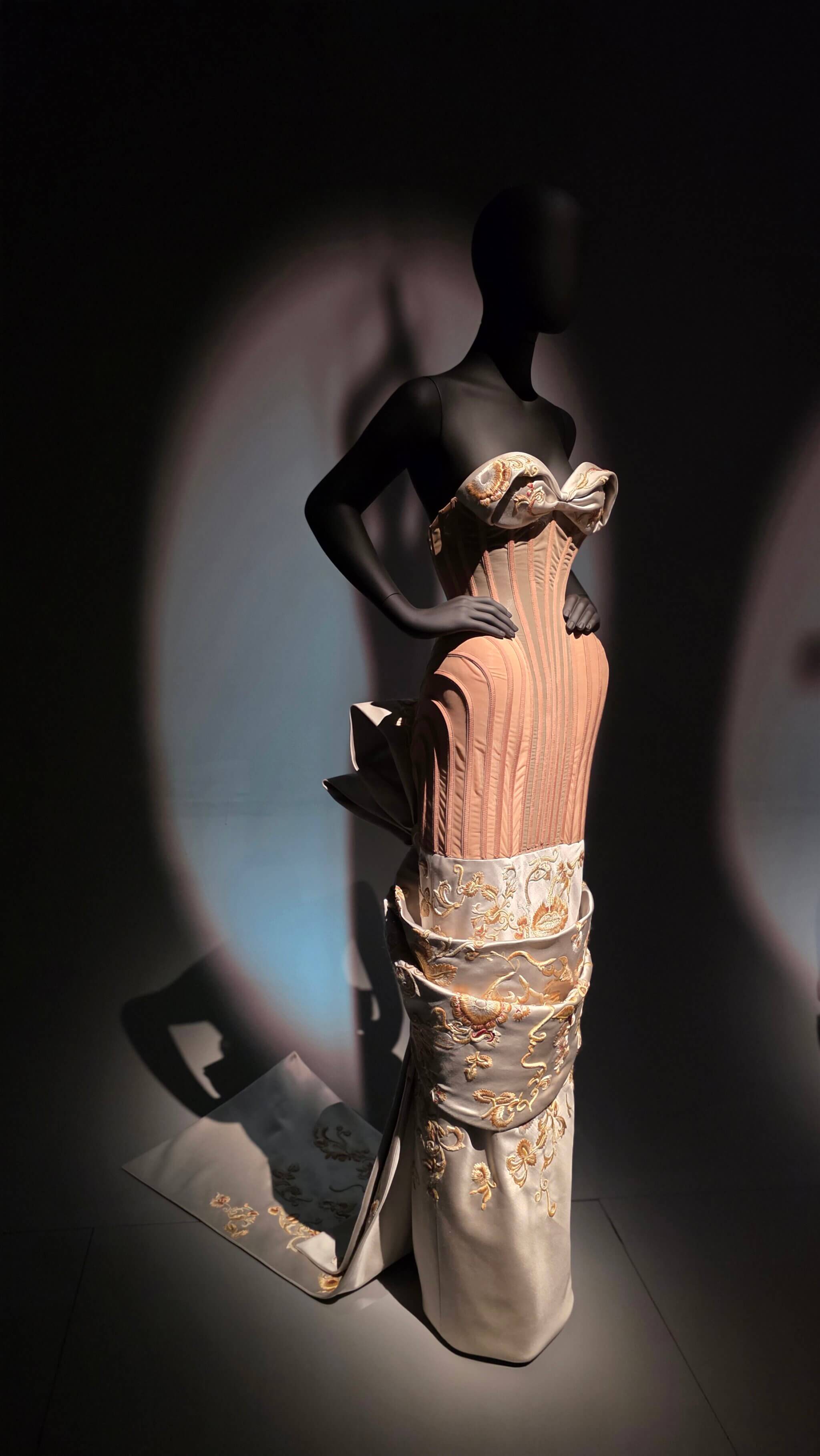 Skulpturales helles Korsettkleid mit voluminöser Form von Daniel Roseberry für Schiaparelli im V&A London 2026
