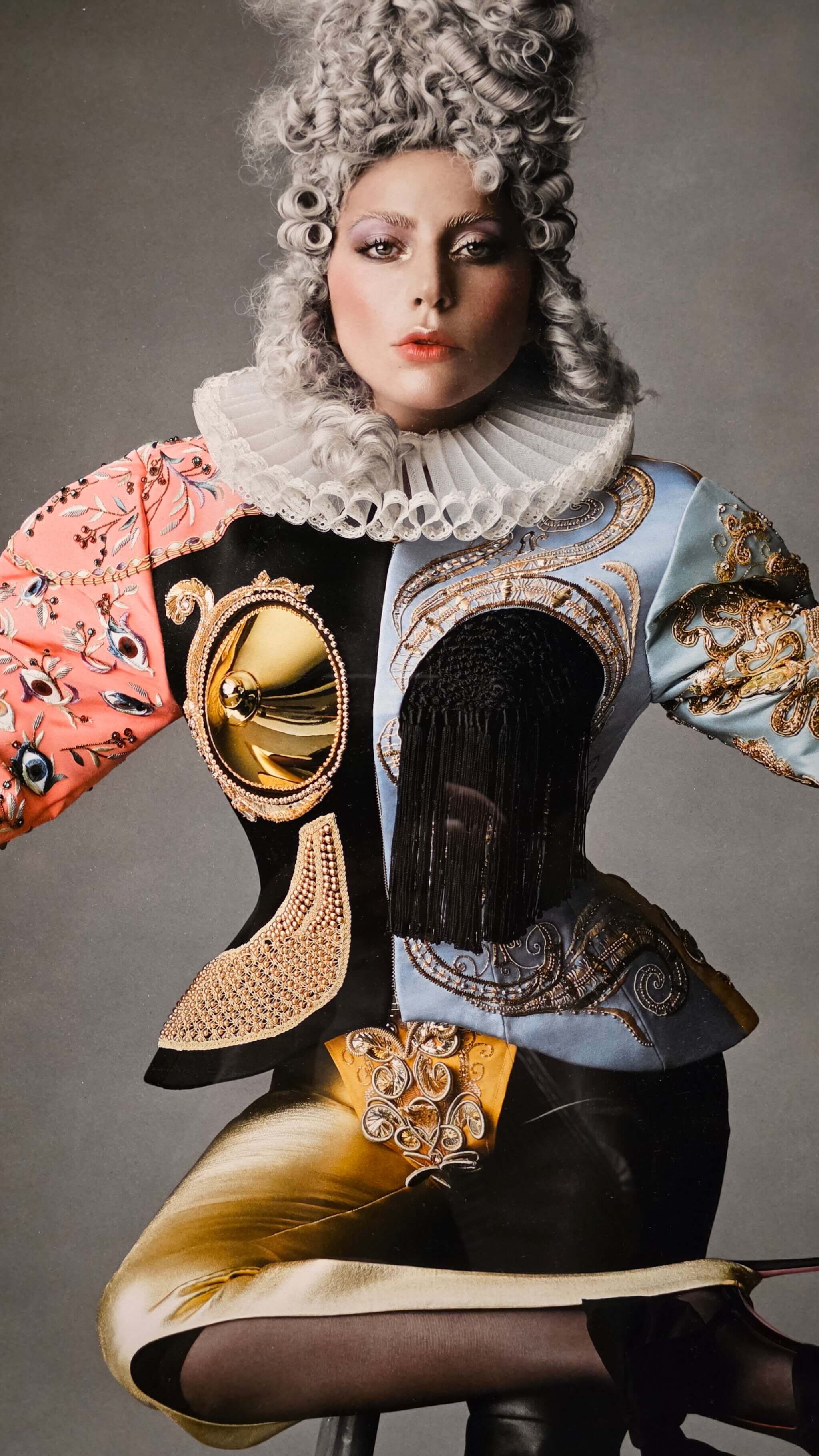 glänzende Editorial-Prints von Roseberry for Schiaparelli im V&A London runden die Ausstellung ab