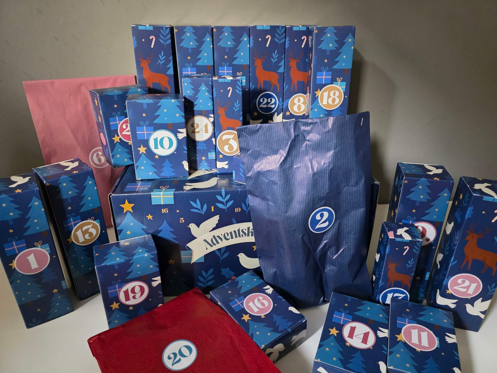 Lockenbox Adventskalender 2025 mit 24 einzeln verpackten Überraschungen für Lockenpflege