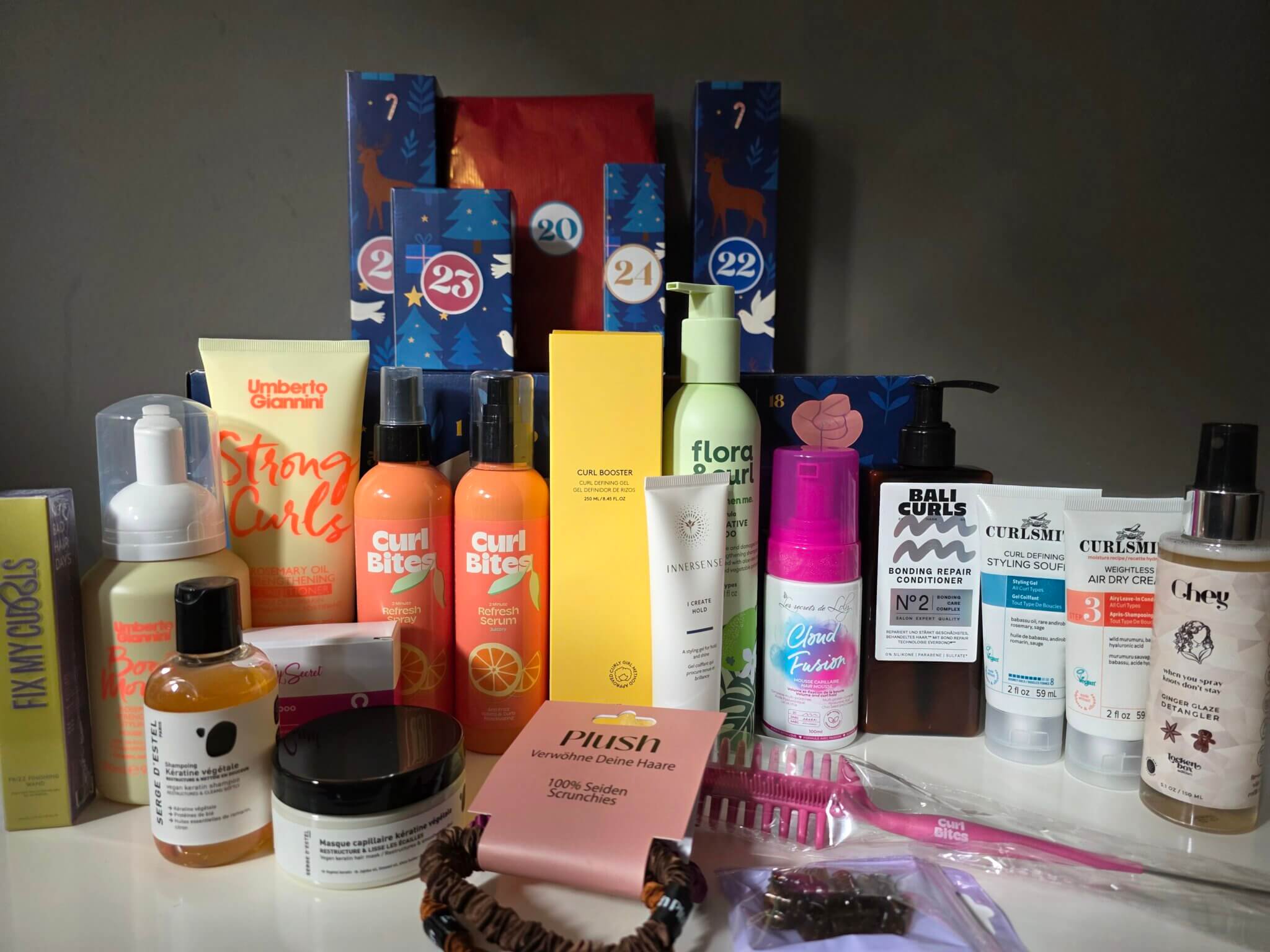 Inhalt des Lockenbox Adventskalender 2025 mit Shampoos, Conditionern, Stylingprodukten und Haaraccessoires